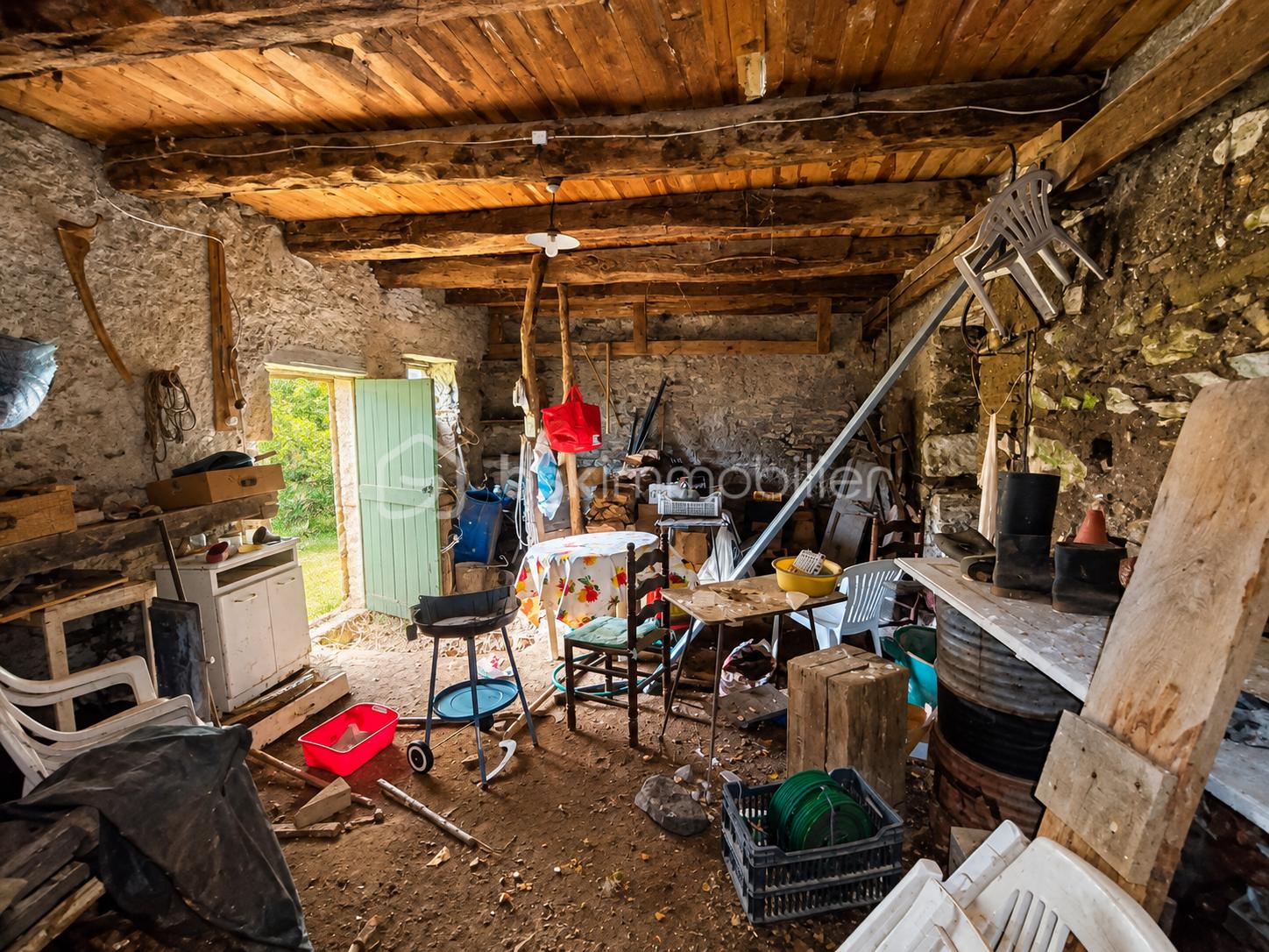 Atelier rustique baigné de lumière naturelle.png
