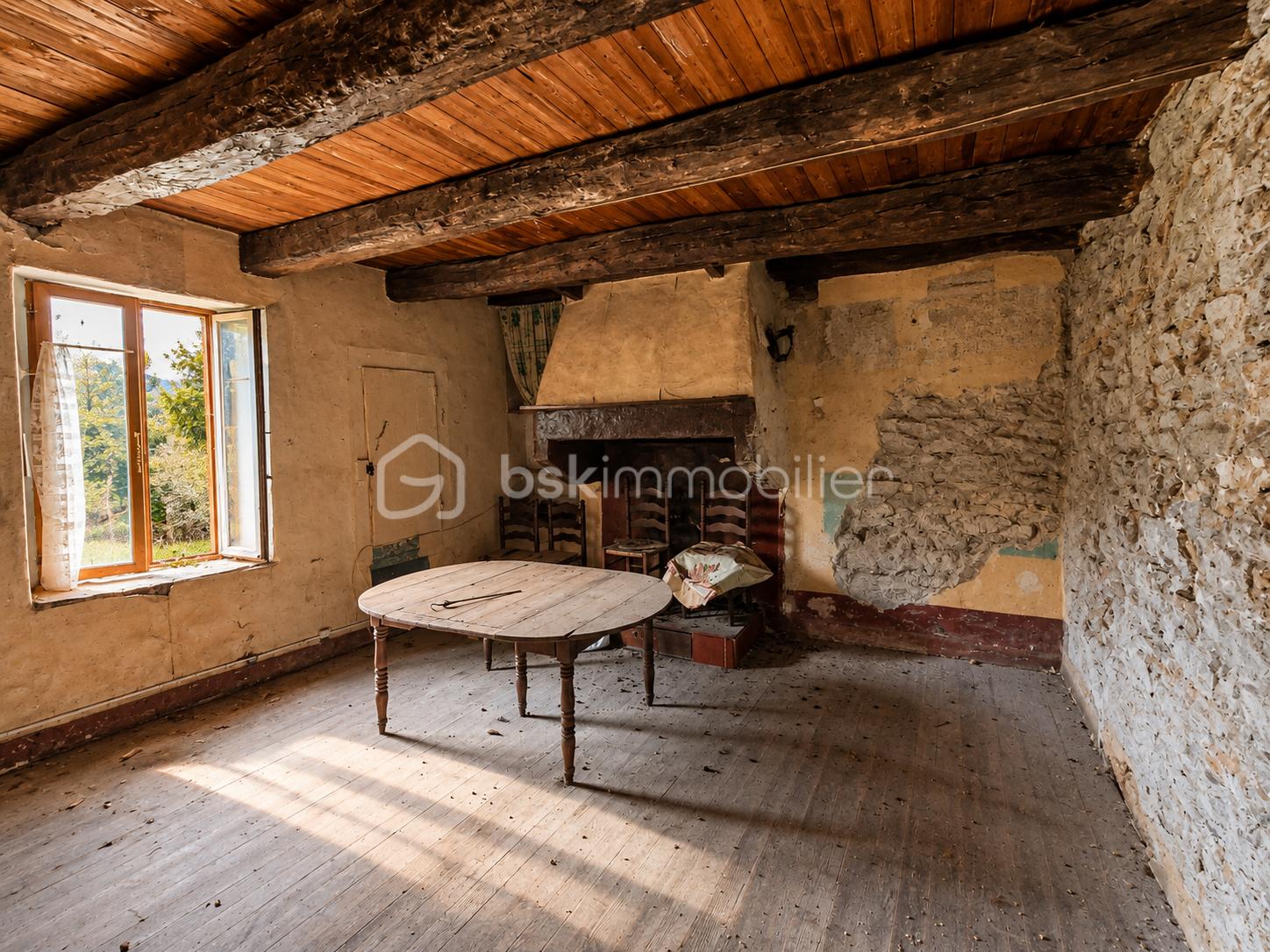 Intérieur rustique baigné de lumière.png