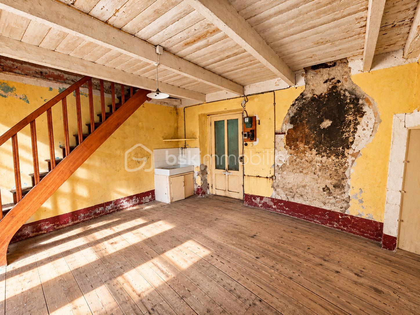 Pièce rustique ancienne baignée de soleil.png