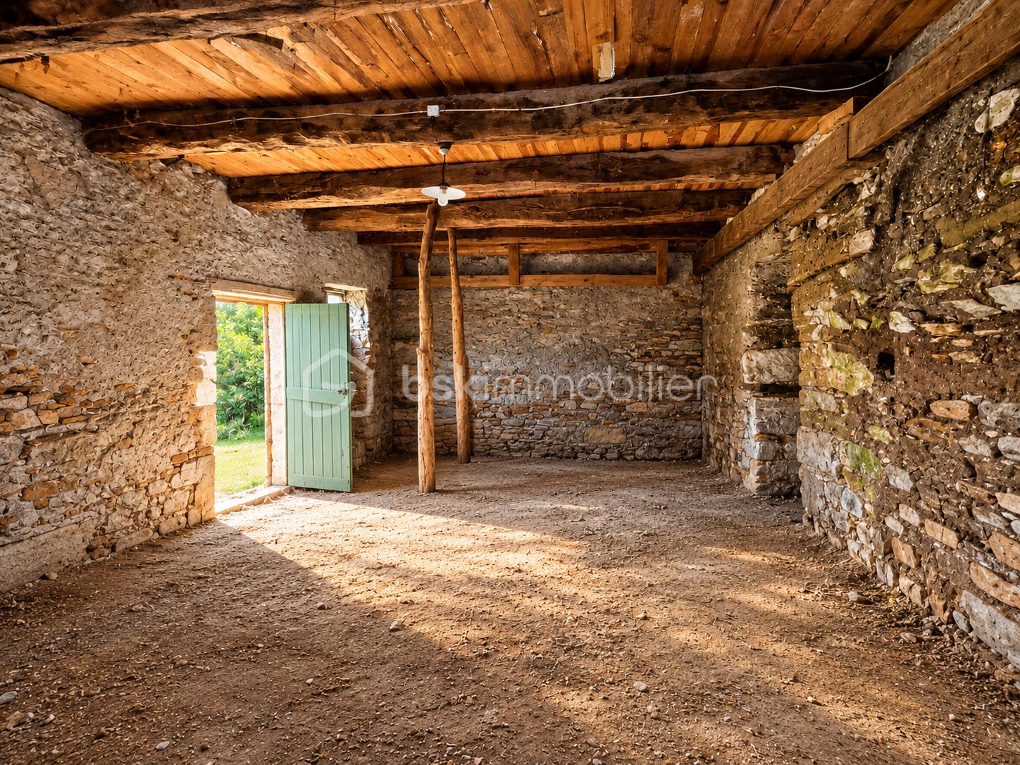 Grange rustique vidée, porte ouverte sur le jardin.png