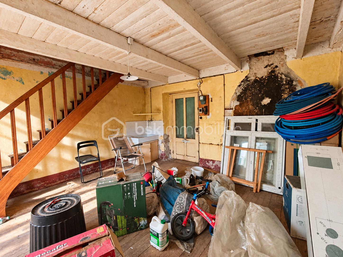 Pièce rustique encombrée en rénovation.png