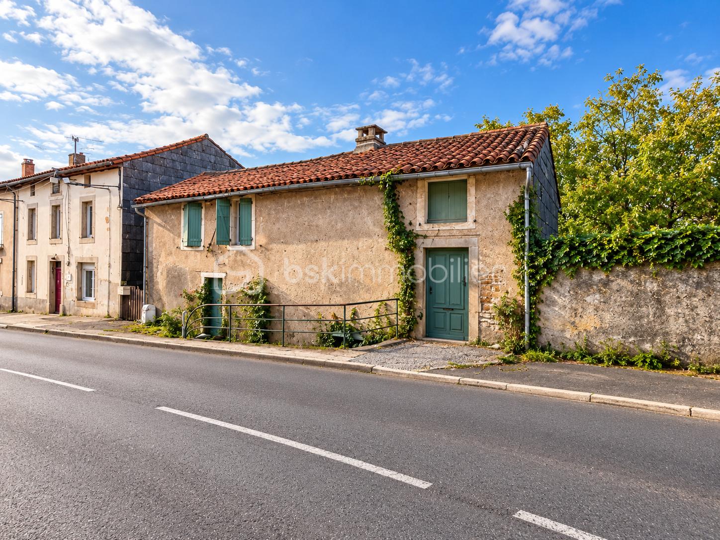Maison rustique aux volets verts.png
