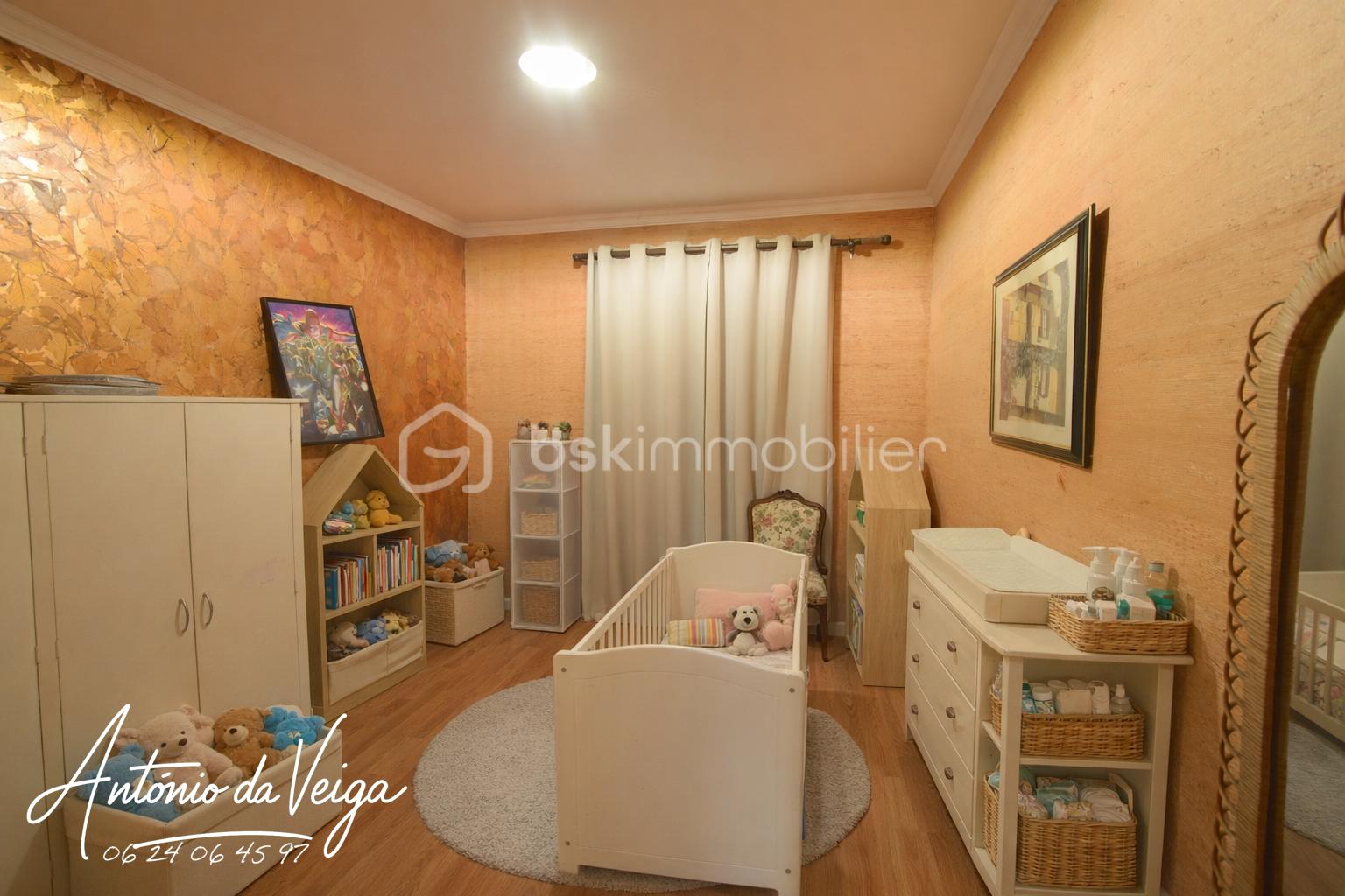 Immeuble mixte de 286 m² - chambre 3.png