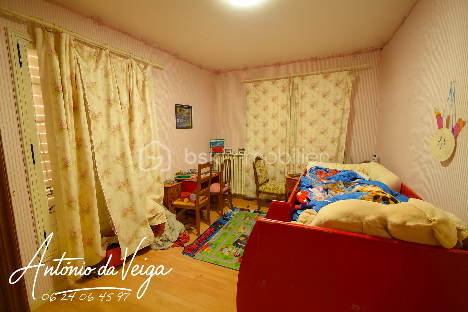 Immeuble mixte de 286 m² - chambre 5.png