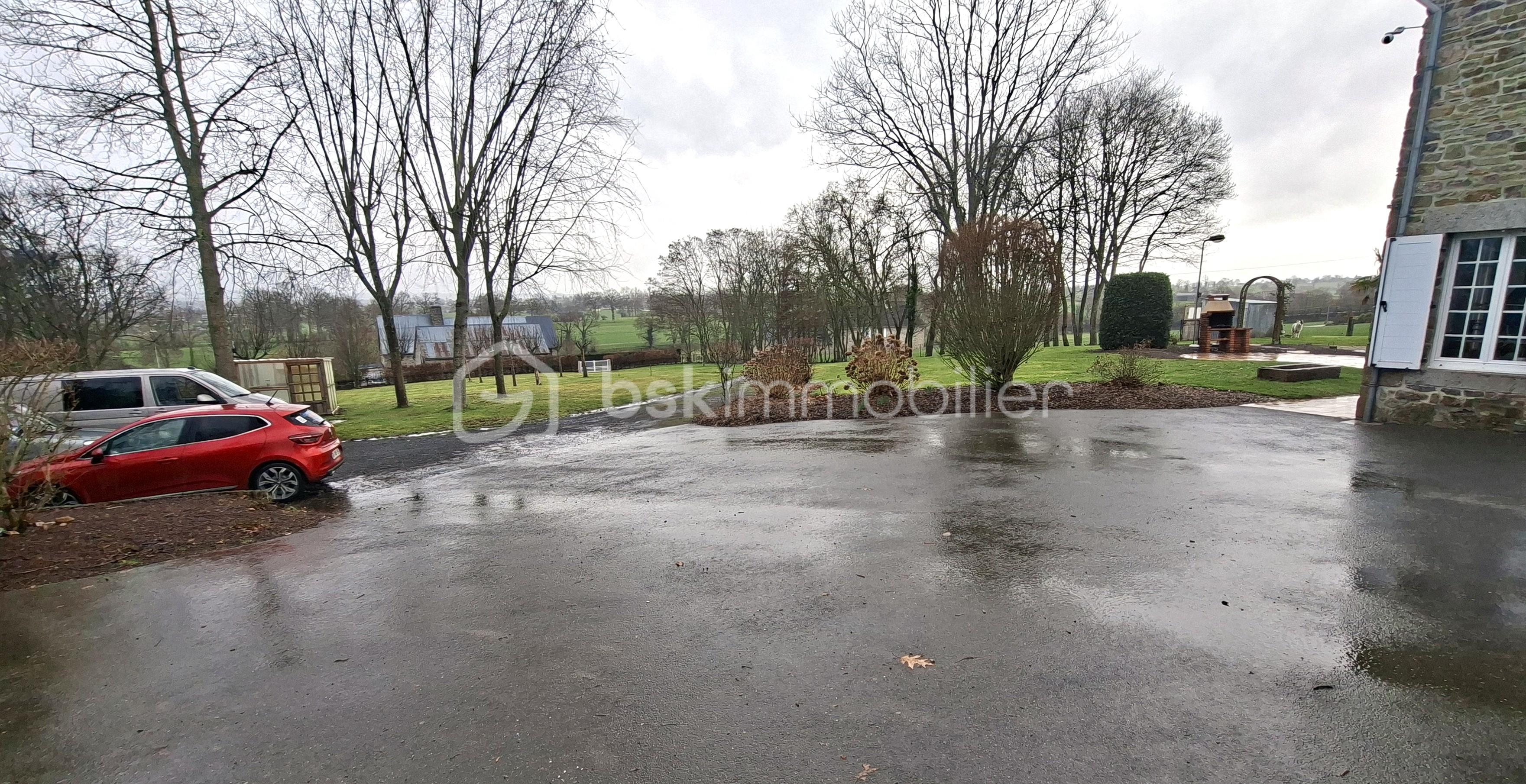 Maison en pierre de 145 m² - bidel cour goudronnée vers bas du terrain.jpg