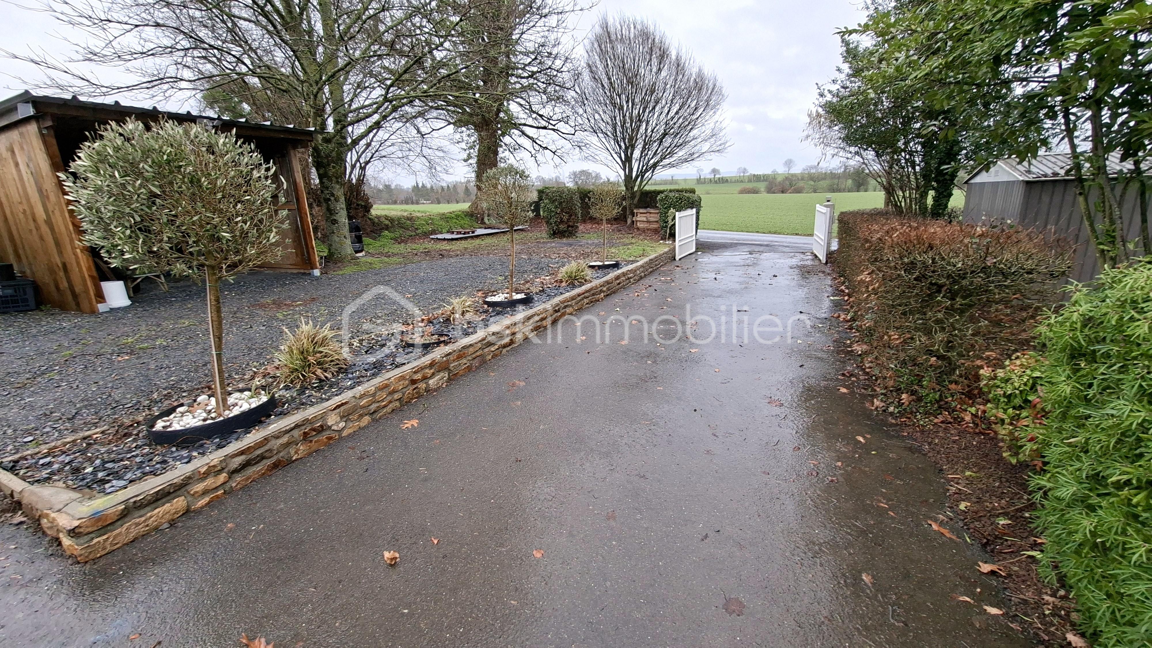 Maison en pierre de 145 m² - bidel allée entrée vers portail .jpg