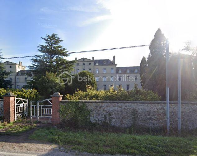 Chateau façade rue.JPG