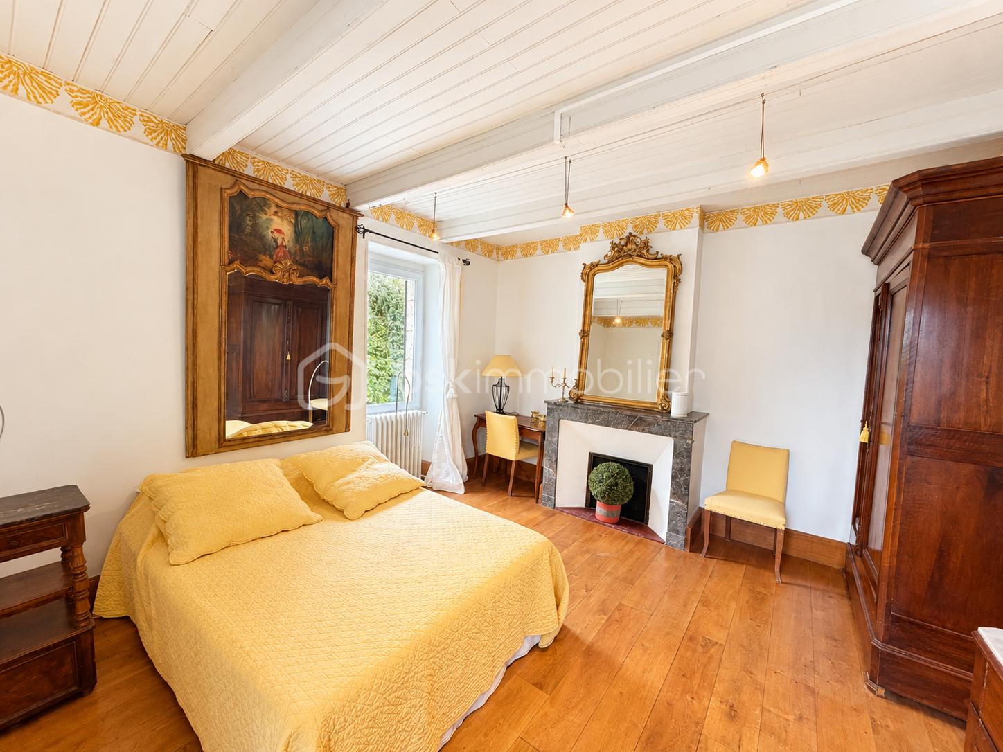 Chambre classique dorée et chaleureuse.png