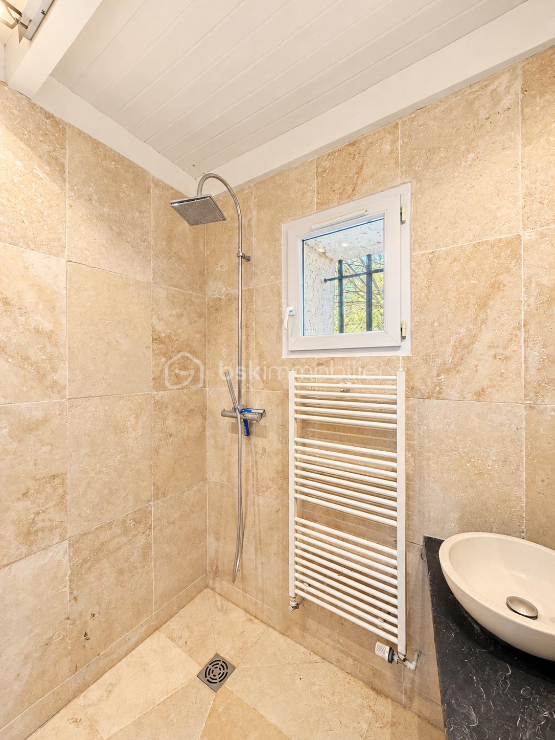 Salle de Bain Méditerranéenne Lumineuse.png