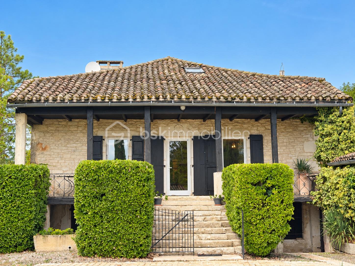 Façade provençale ensoleillée.png