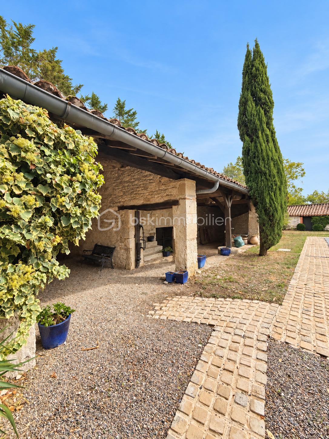 Cour provençal ensoleillé.png