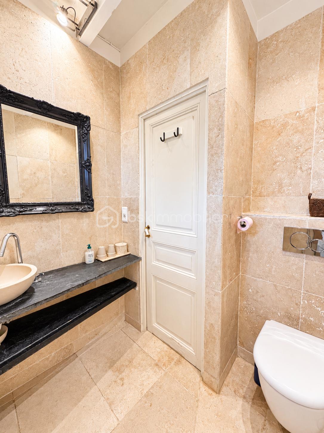 Salle de bains beige élégante et chaleureuse.png