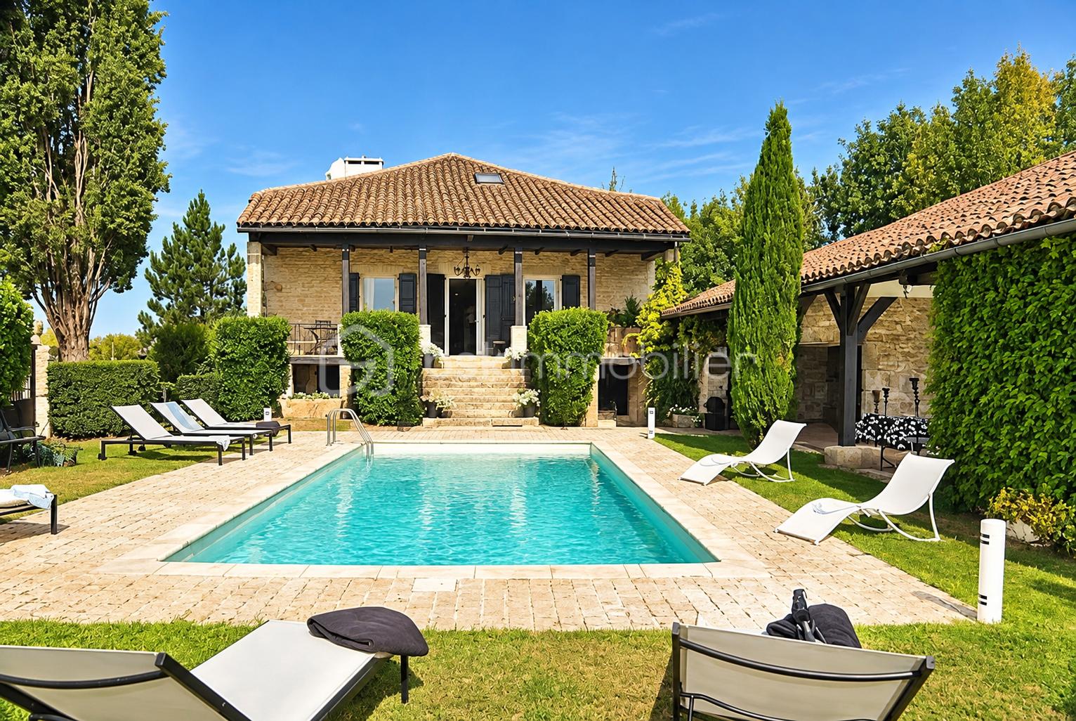 Villa méditerranéenne au bord de la piscine.png