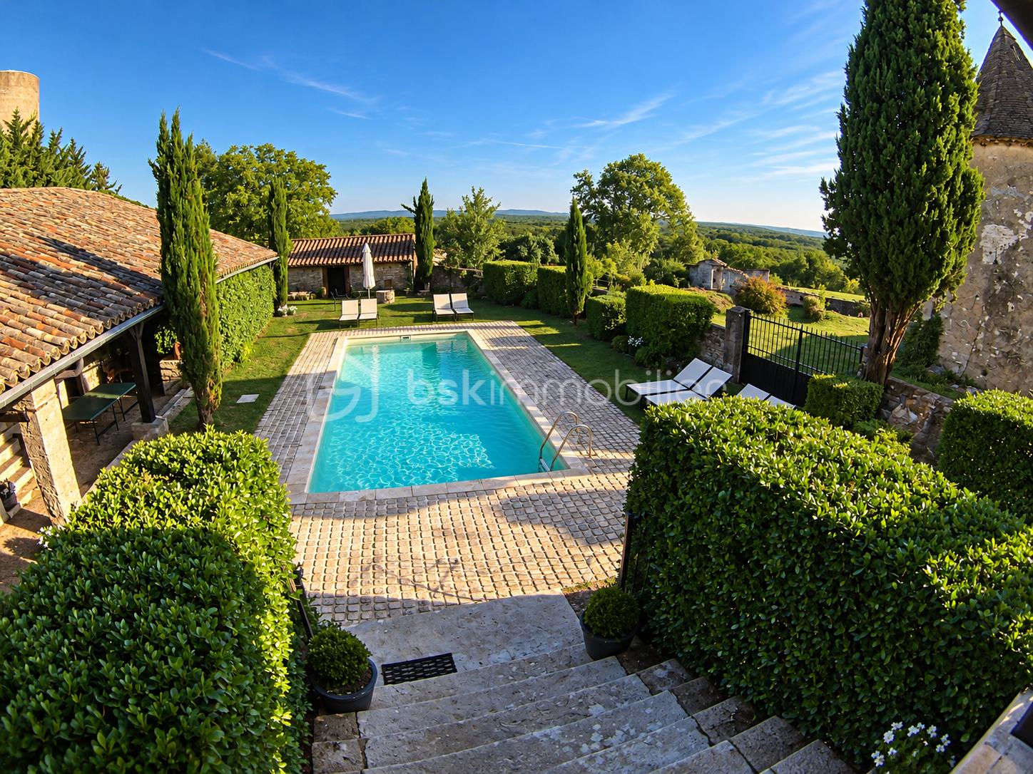 Piscine provençale au coucher du soleil.png