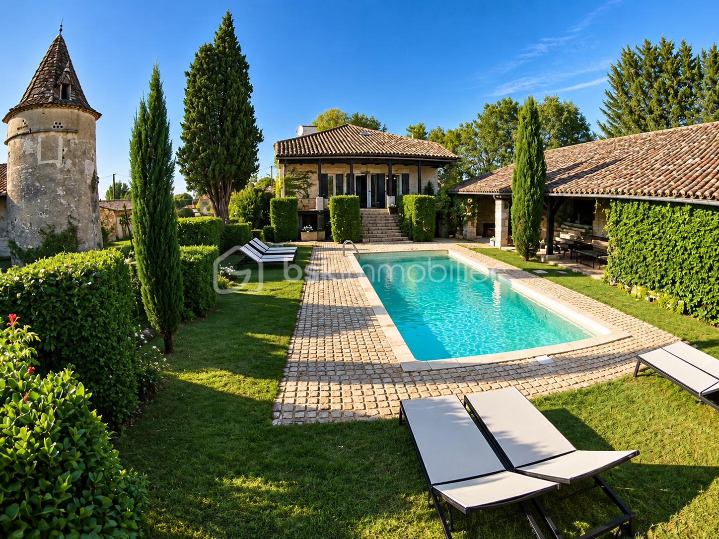 Villa provençale et piscine turquoise.png