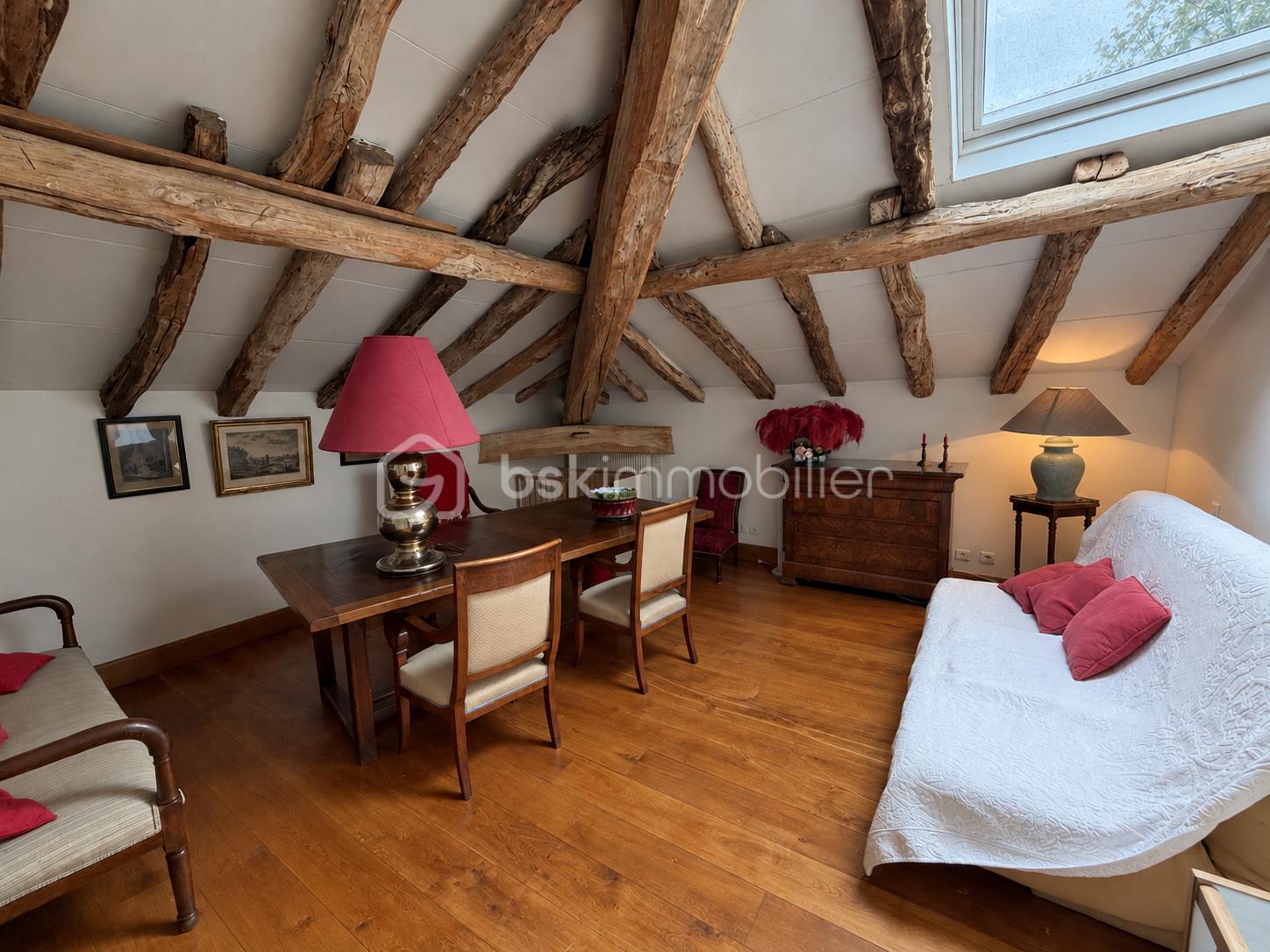Salon mansardé rustique et chaleureux.png