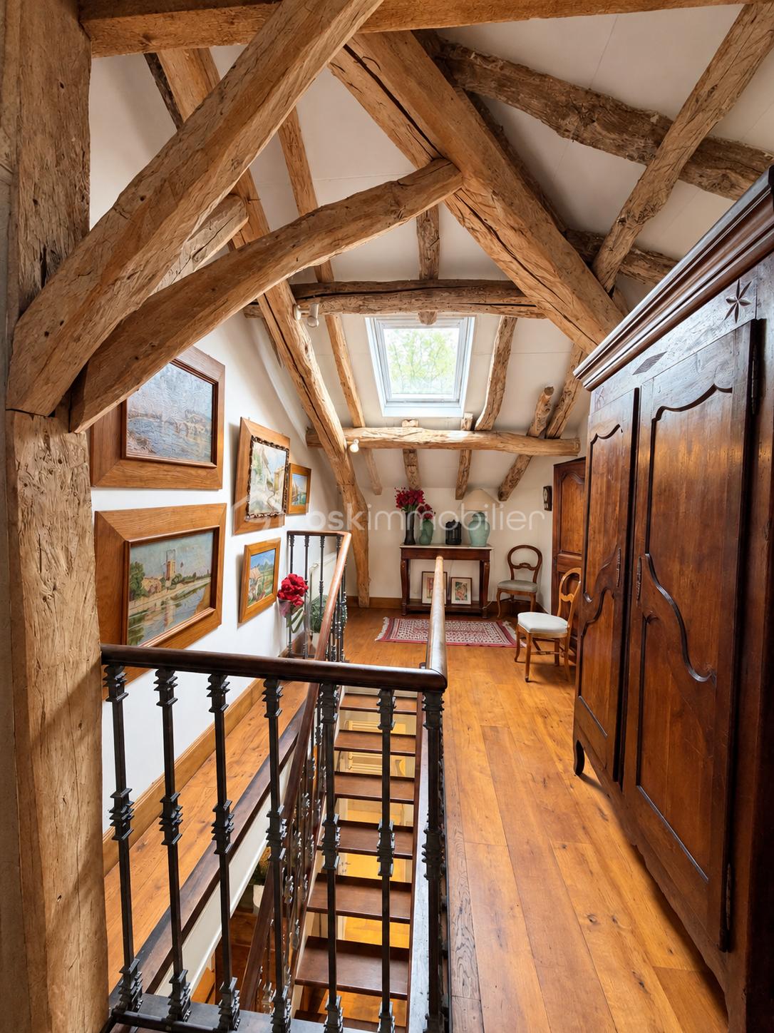 Couloir rustique sous les combles.png