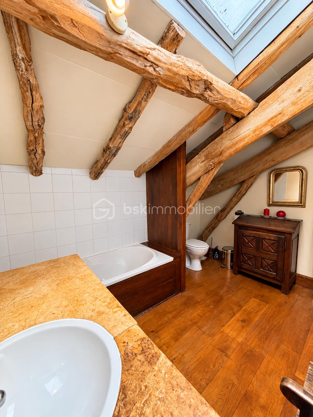Salle de bain rustique sous les combles-3.png
