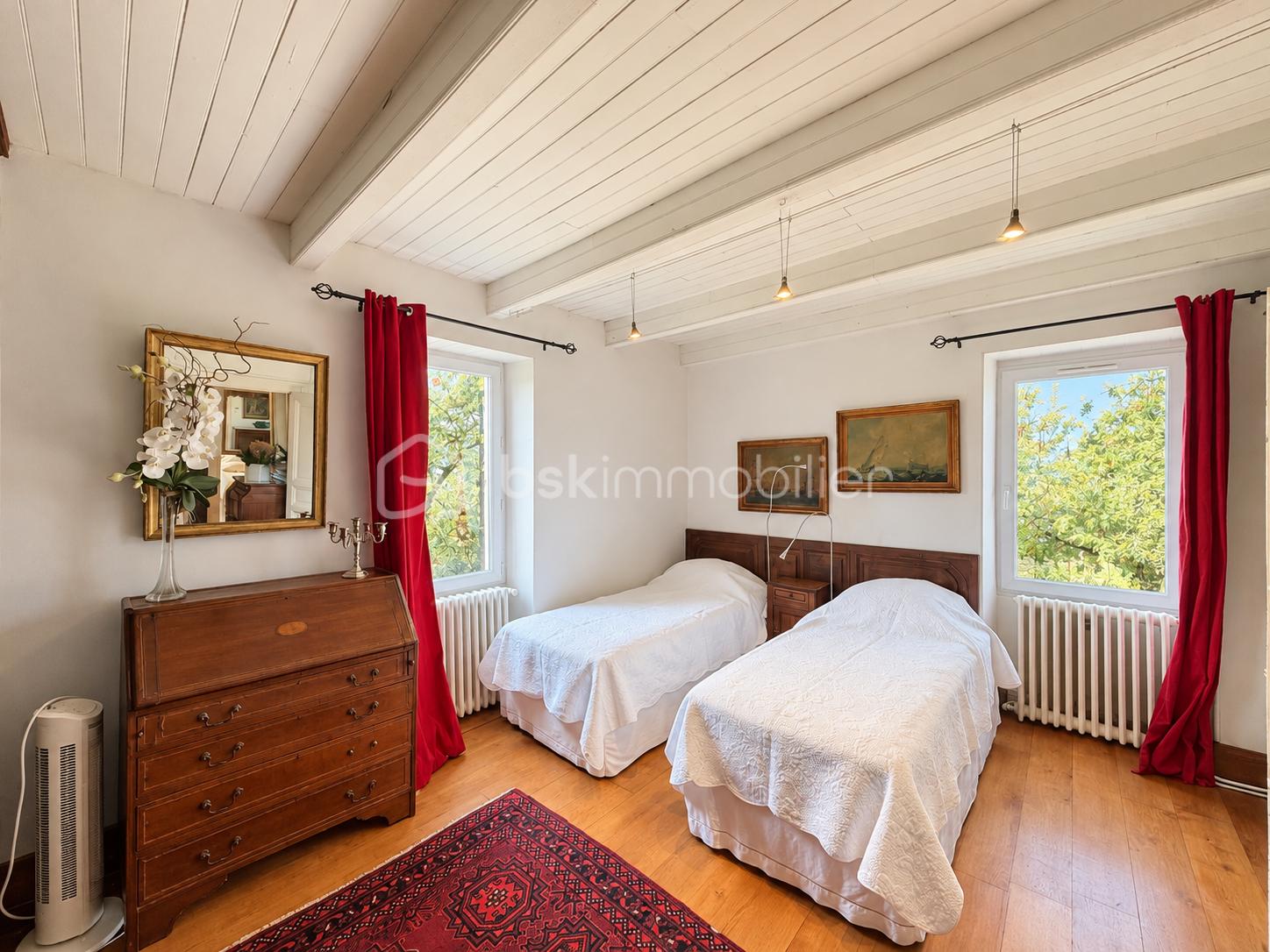 Chambre twin classique baignée de lumière.png
