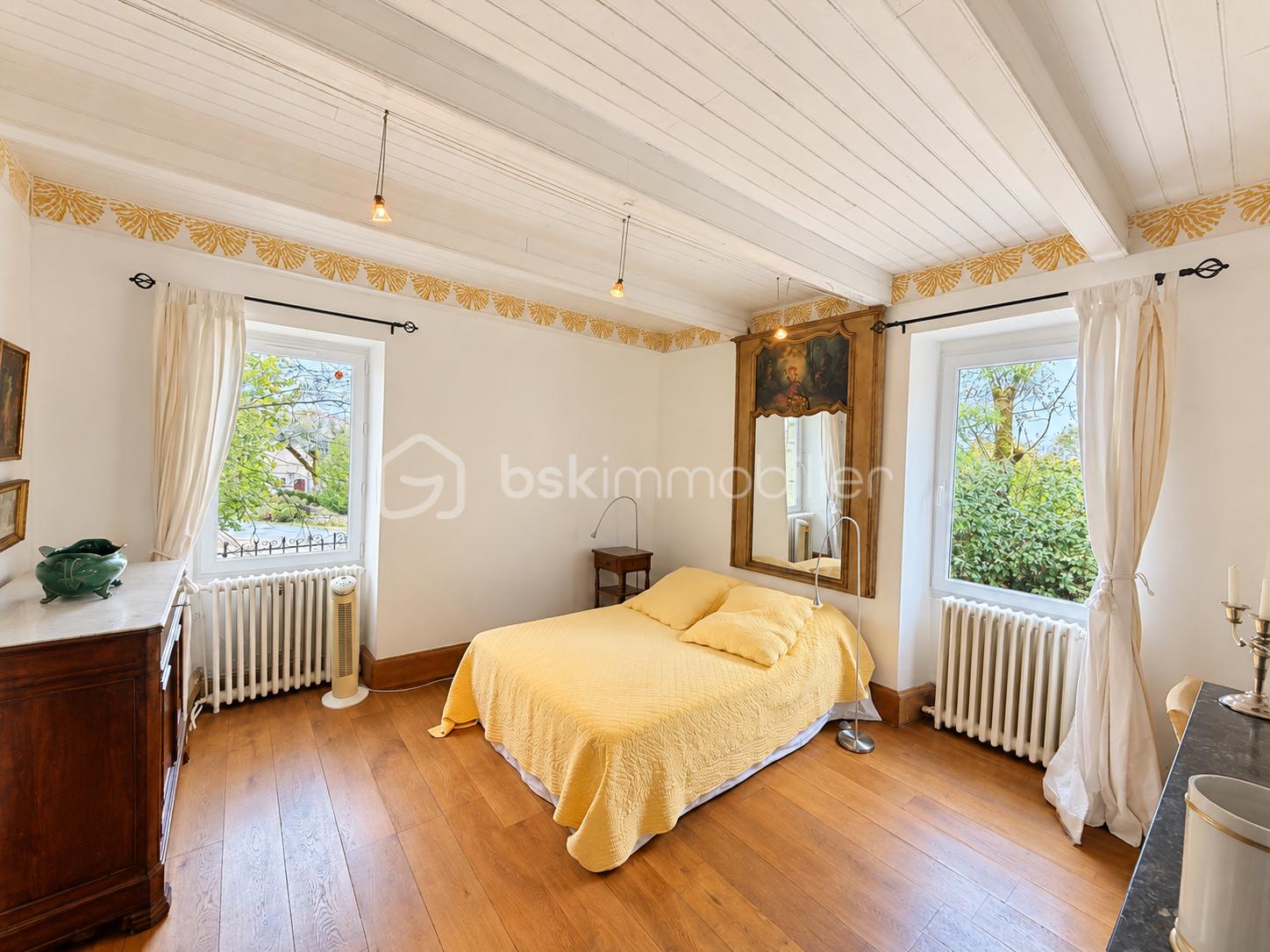 Chambre traditionnelle lumineuse aux accents dorés.png