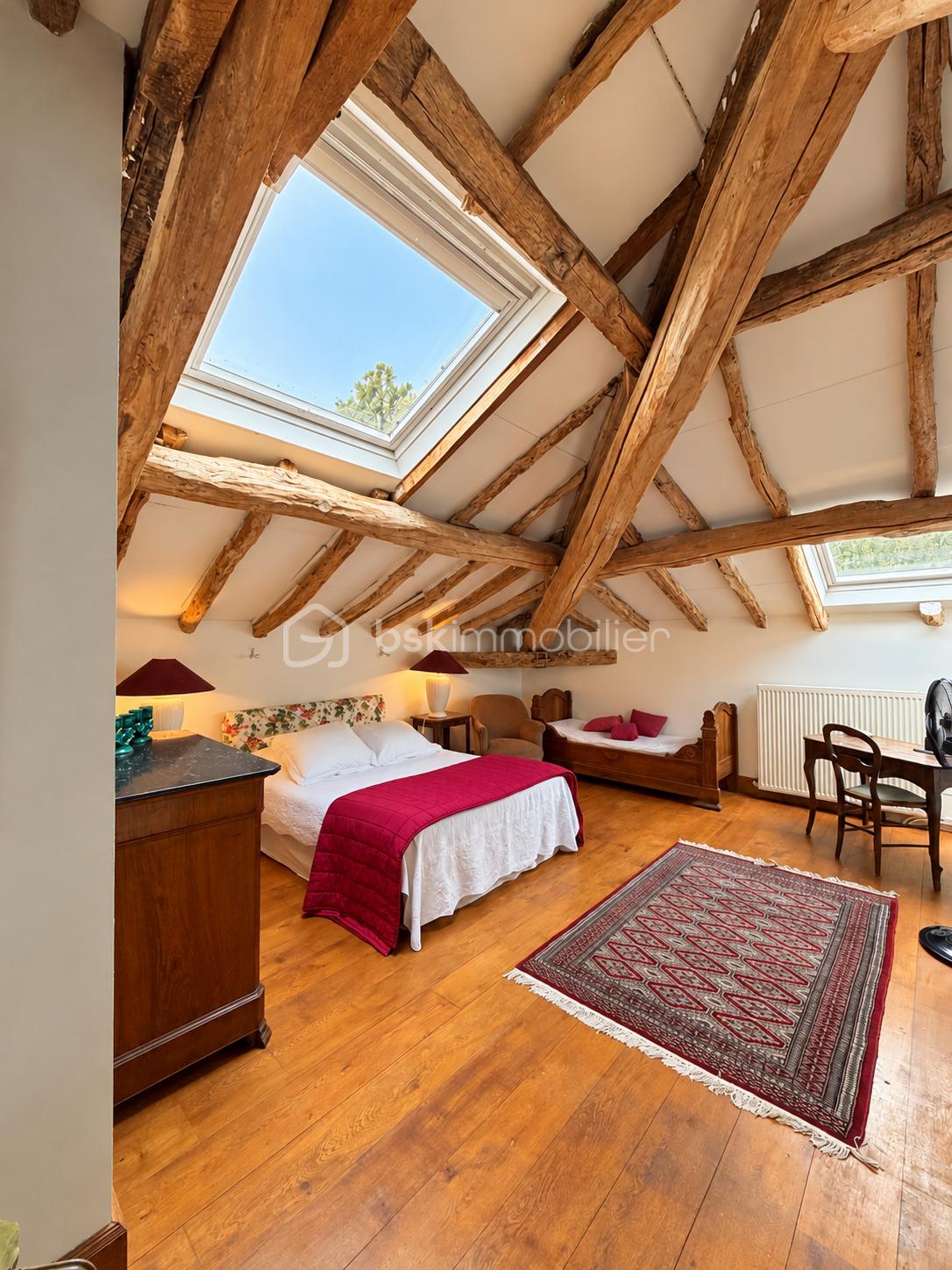 Chambre mansardée rustique baignée de lumière.png