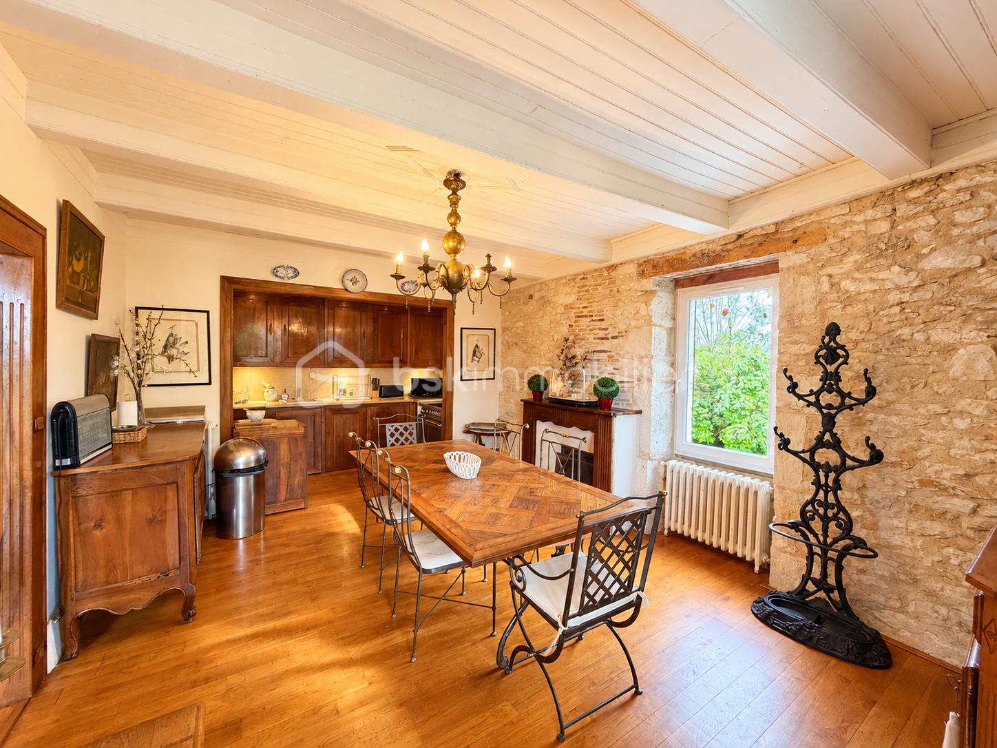Salle à manger rustique et élégante française.png