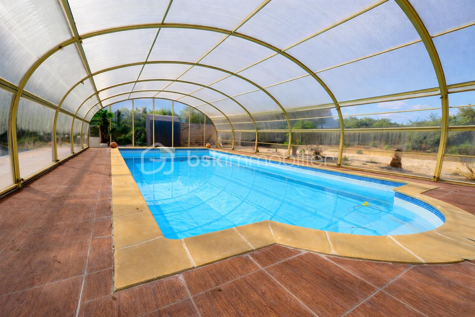 Piscine sous dôme translucide lumineux.png