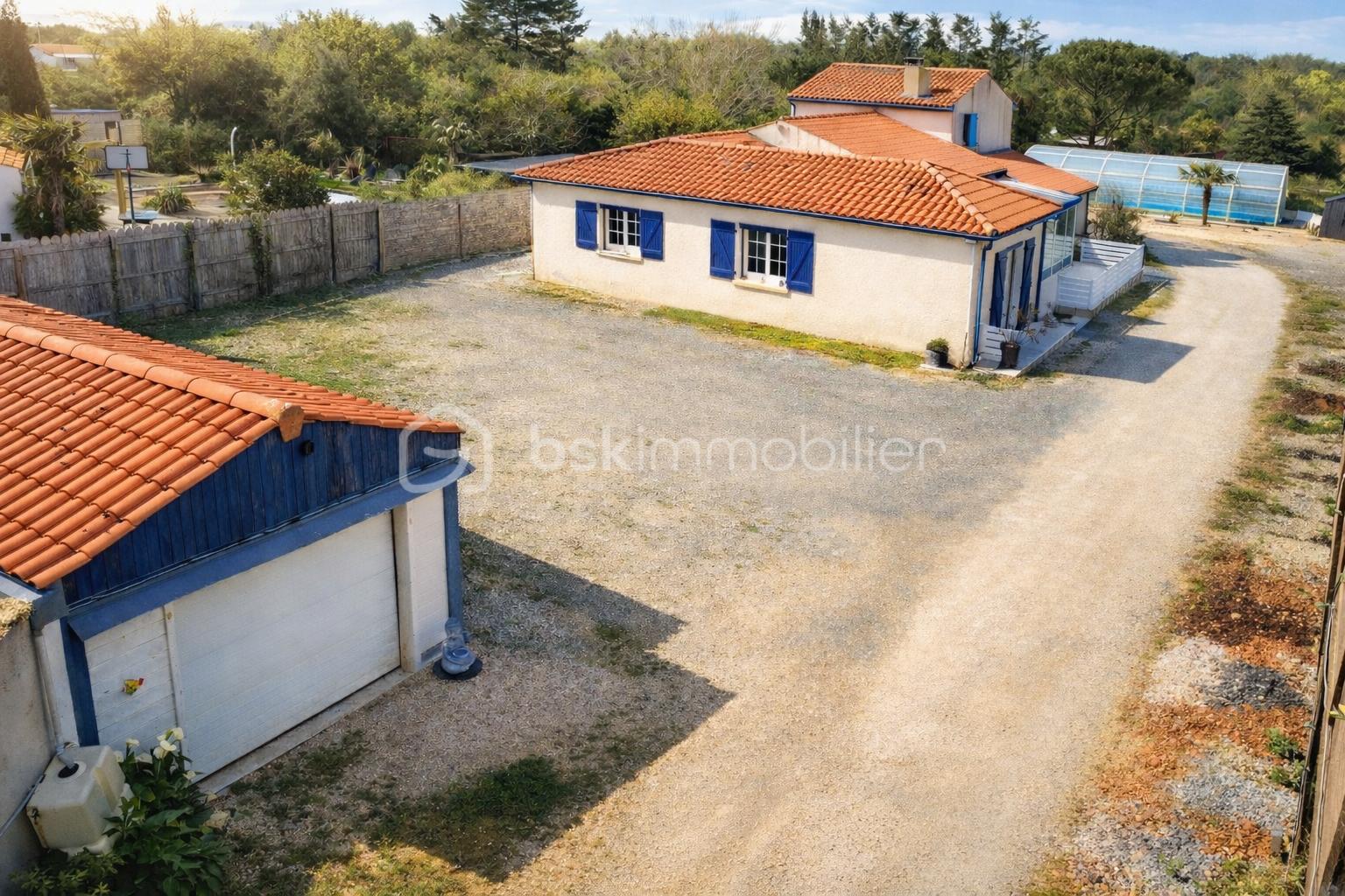 Maison et garage sous un ciel bleu.png