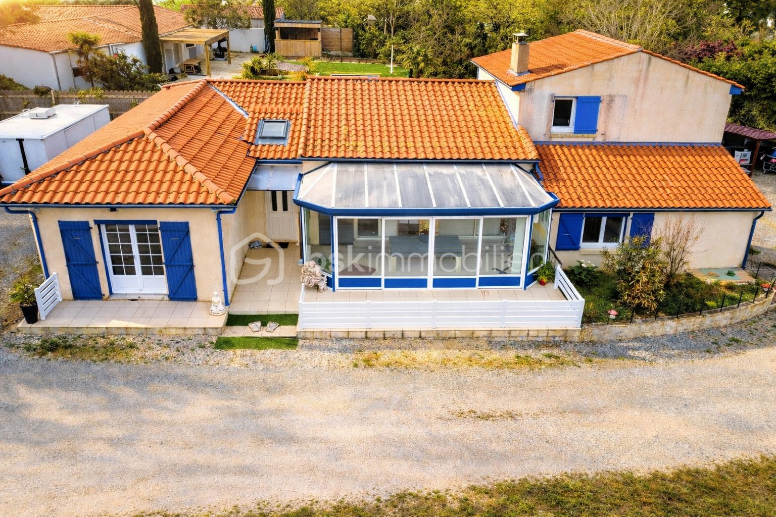 Maison méditerranéenne sous le soleil de midi.png