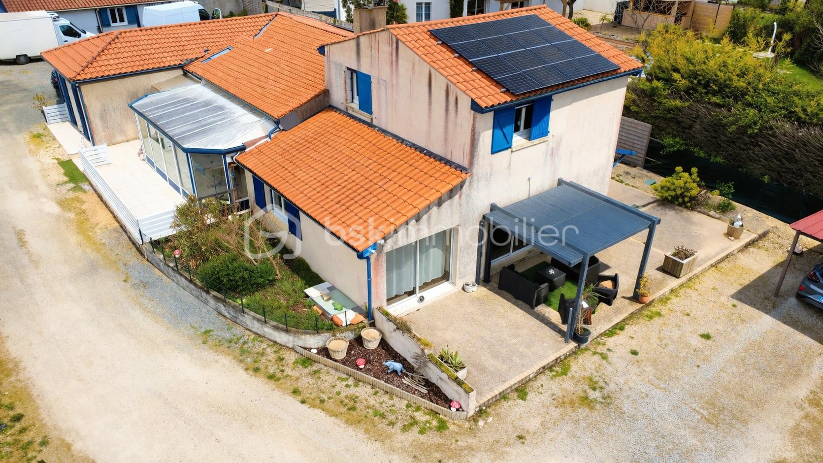 Maison méditerranéenne ensoleillée vue du ciel.png