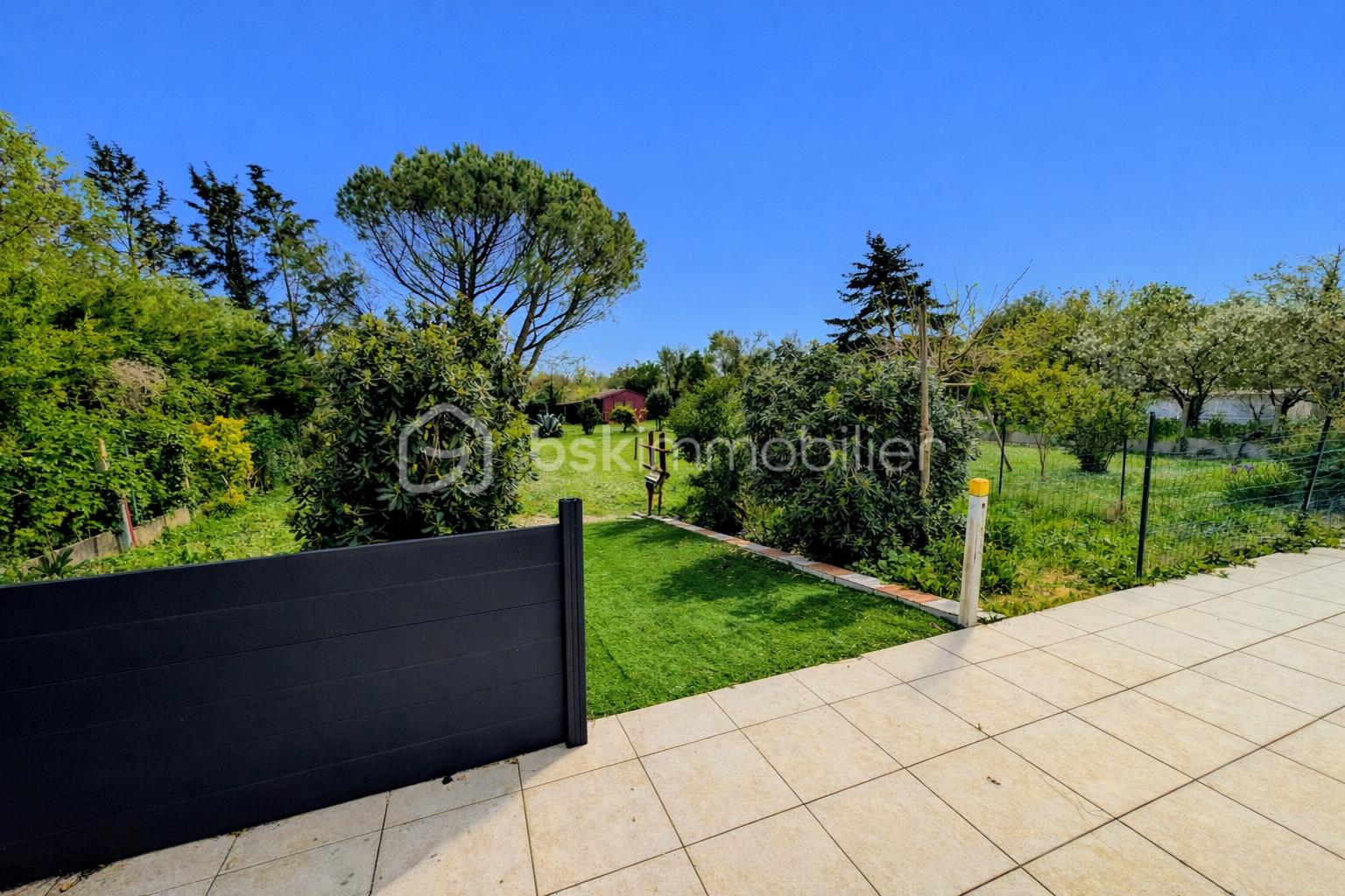 Jardin ensoleillé avec sentier et pont.png