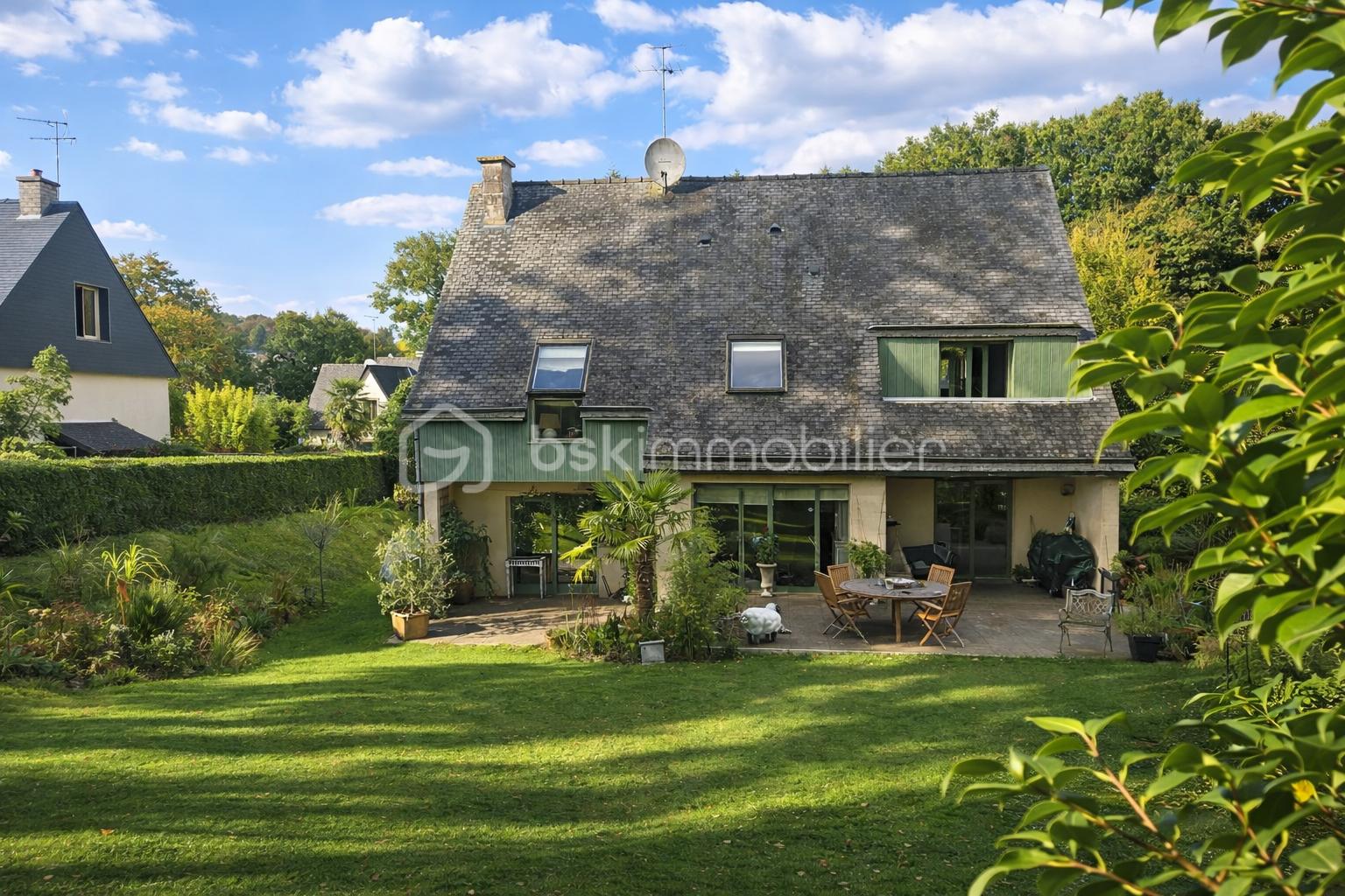 Maison entourée de verdure et jardin.png