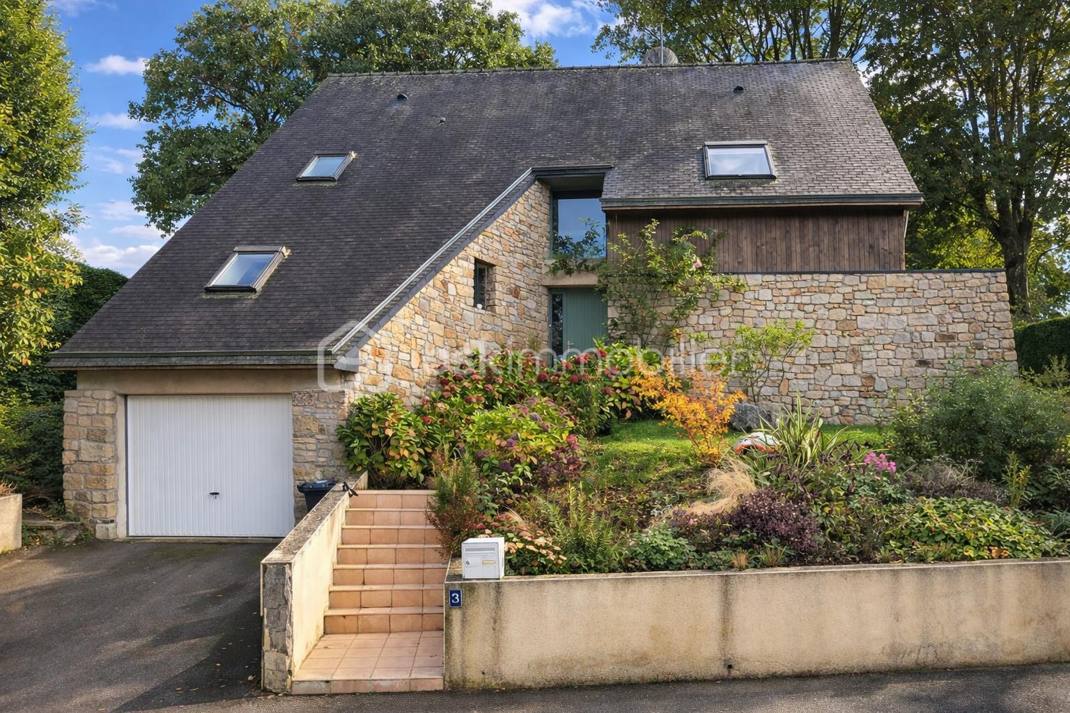 Maison de campagne et jardin luxuriant.png