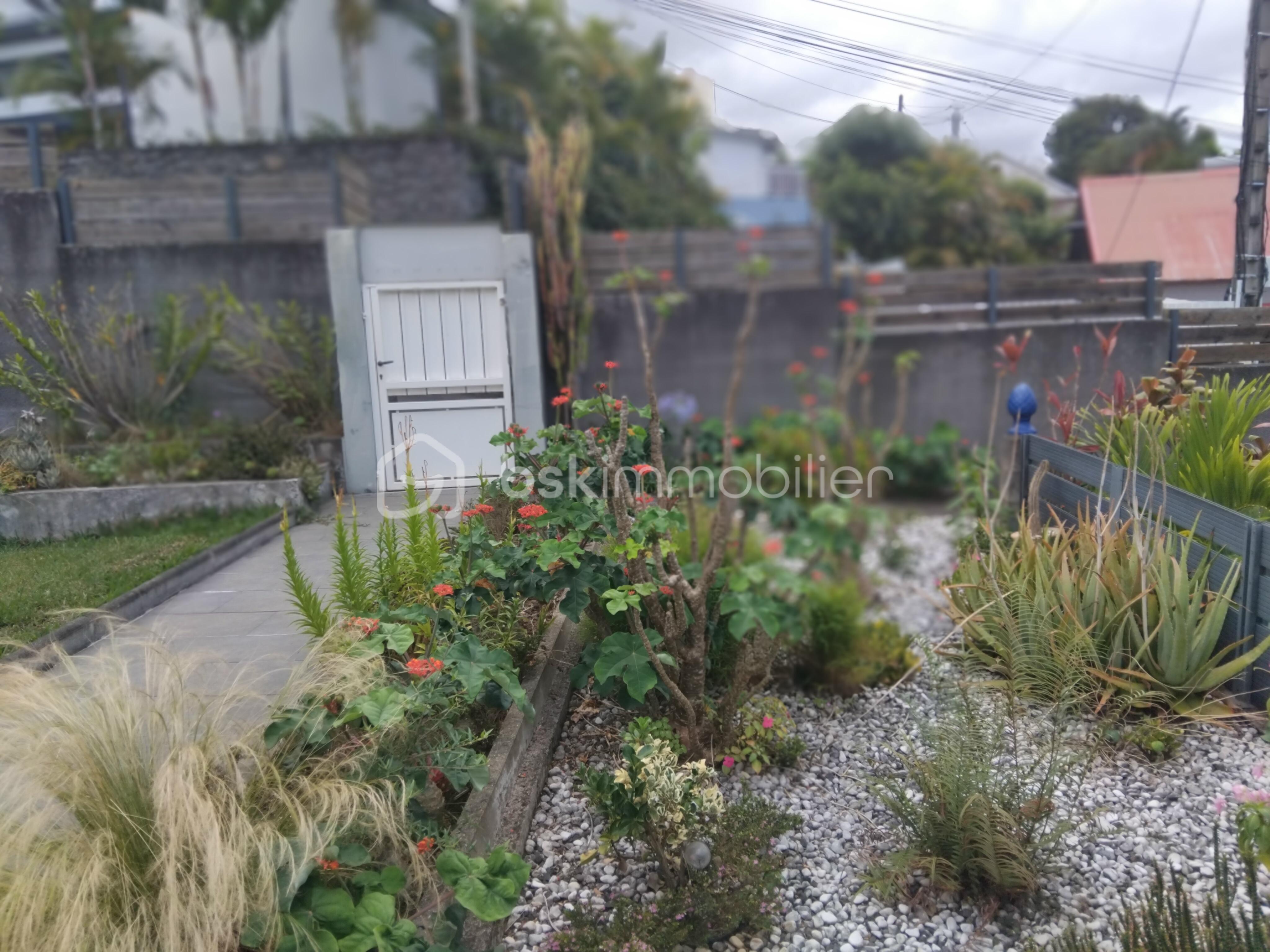 Maison de 171 m² - side yard.jpg