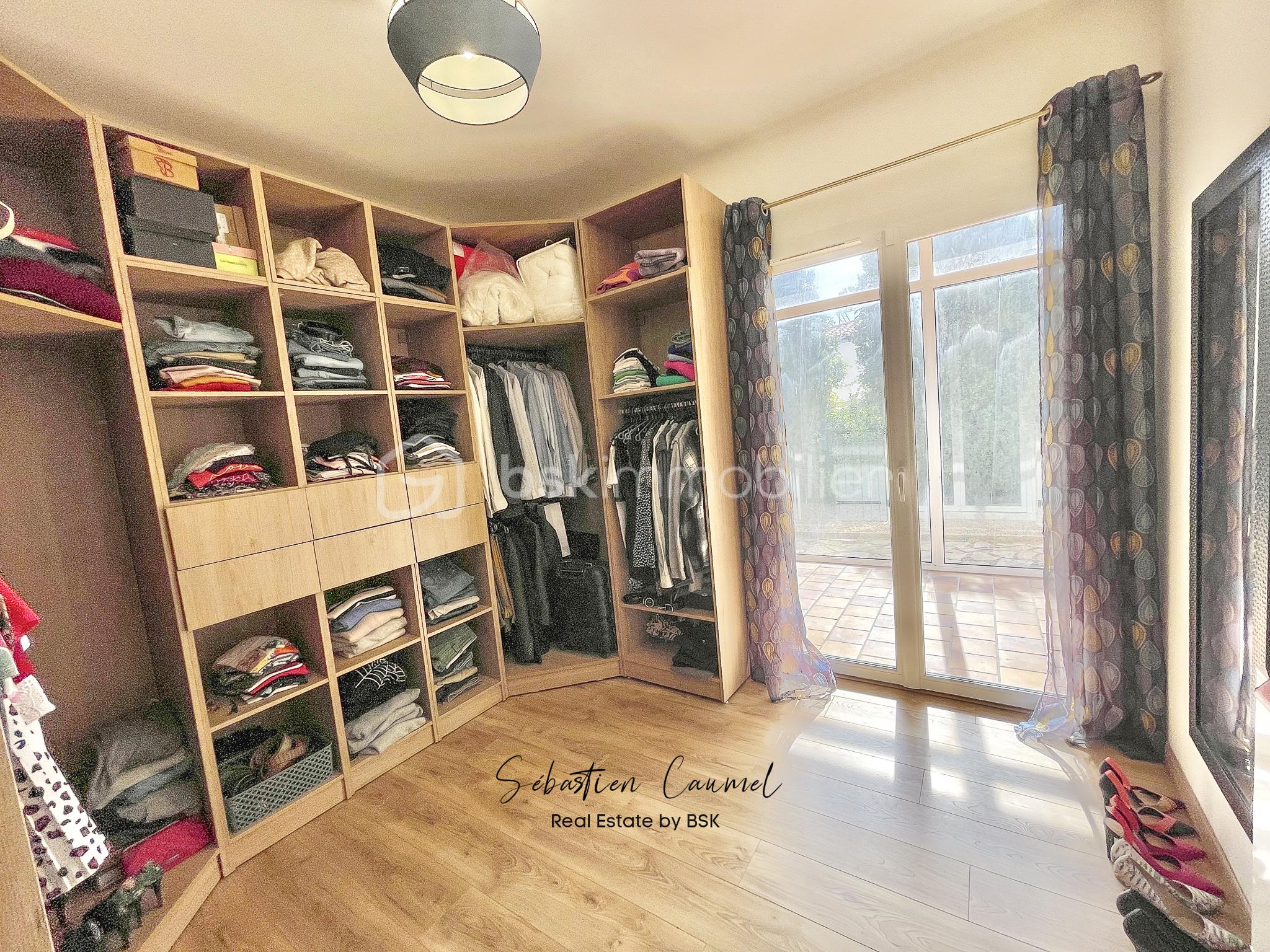 Villa de 184 m² - CHAMBRE DRESSING VILLA COURNONTERRAL-1 copie.jpg