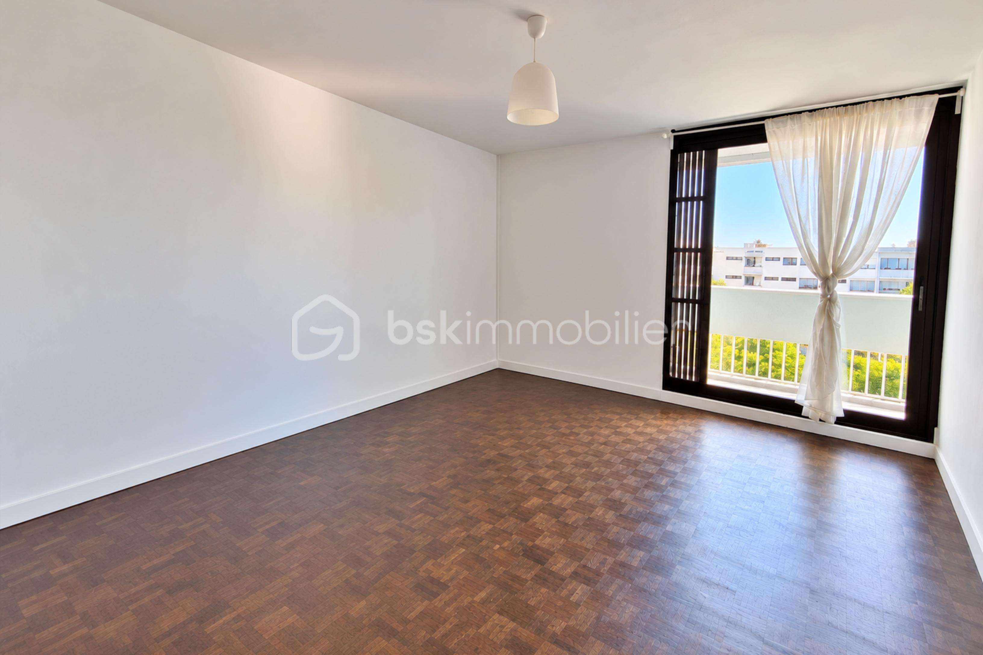 resize_Salon moderne vide avec vue sur balcon.png