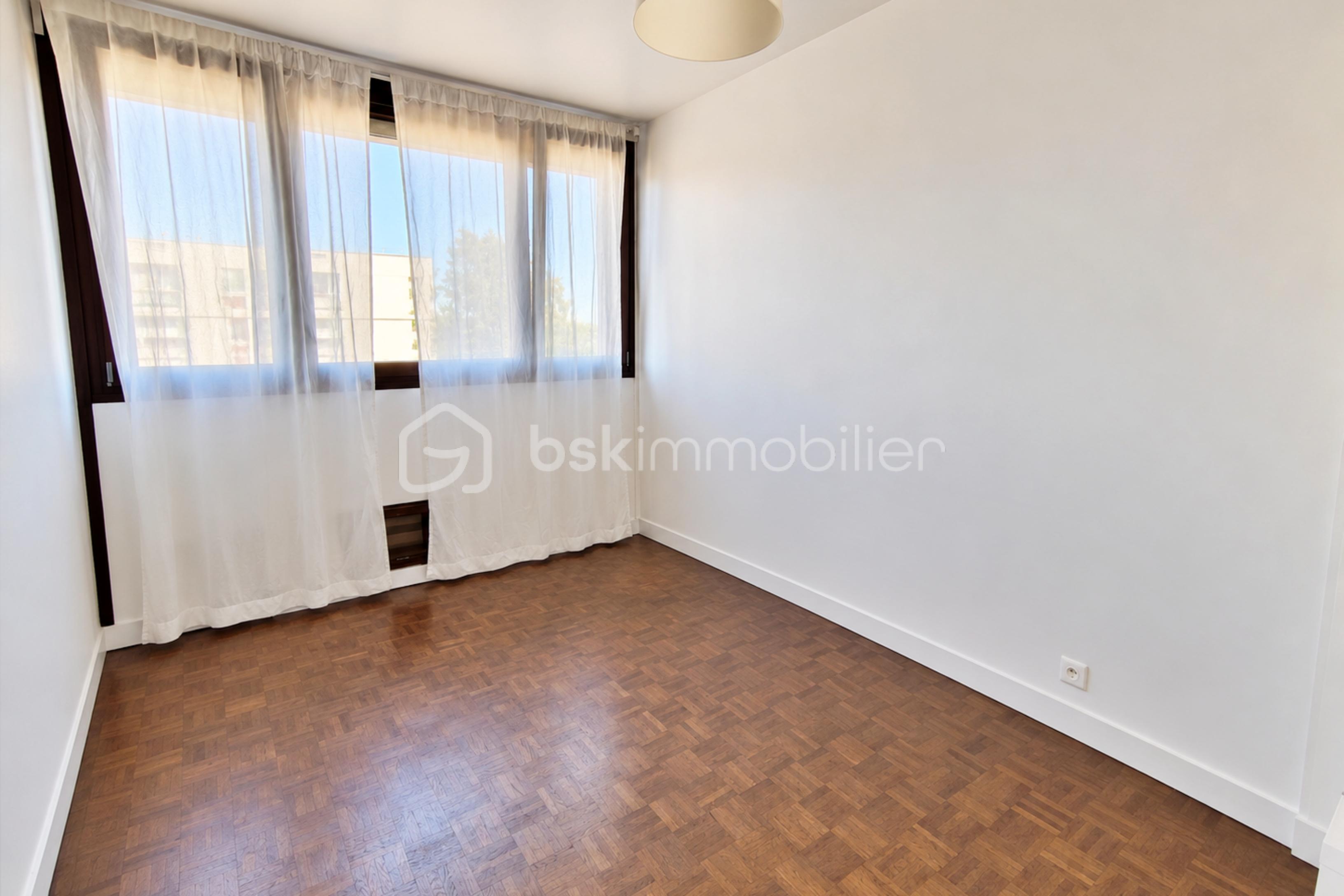 resize_Pièce vide lumineuse au parquet sombre.png