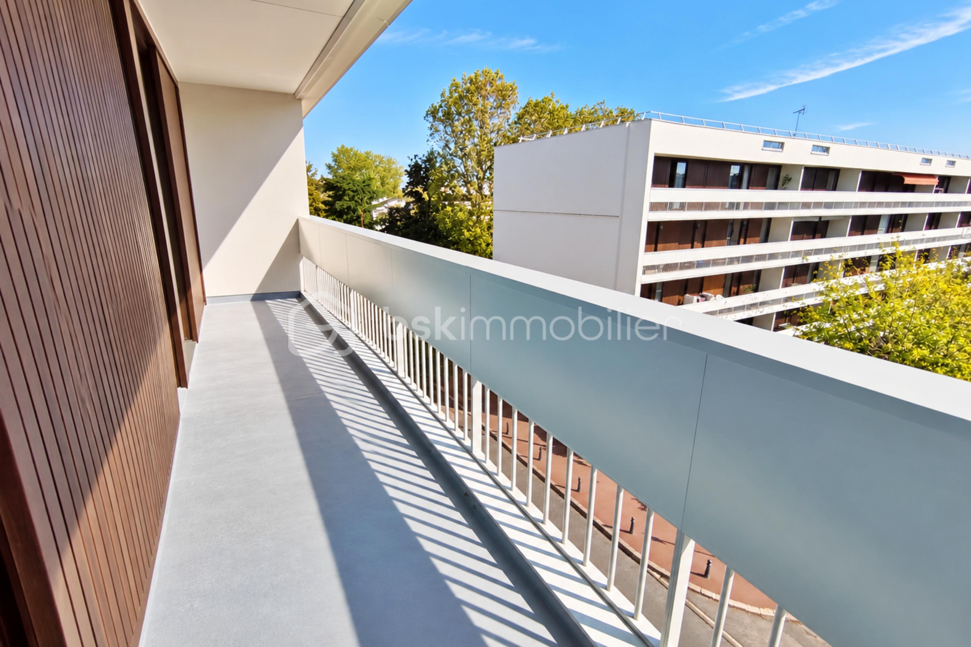 resize_Balcon moderne baigné de soleil.png