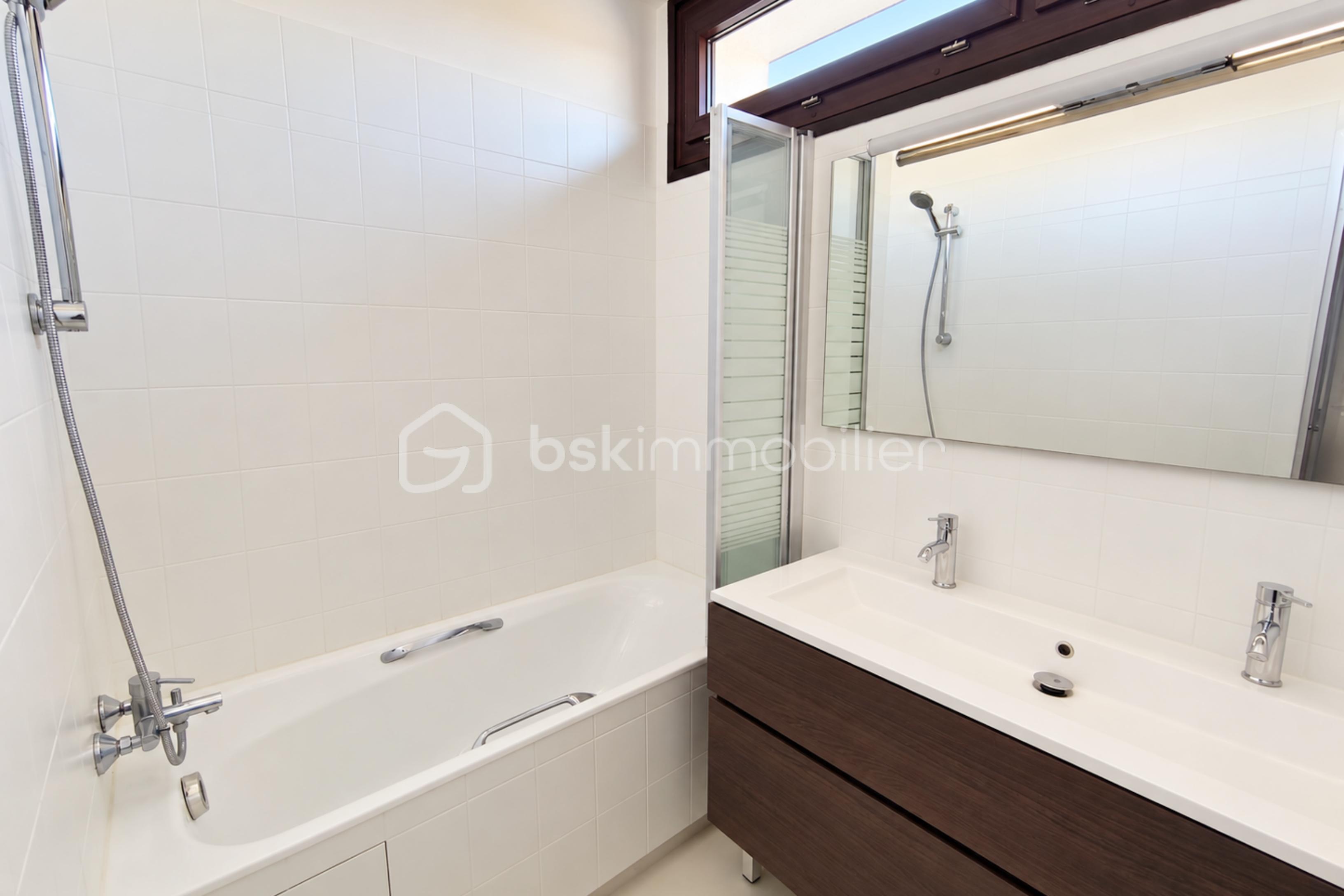 resize_Salle de bains moderne avec baignoire et vasque.png