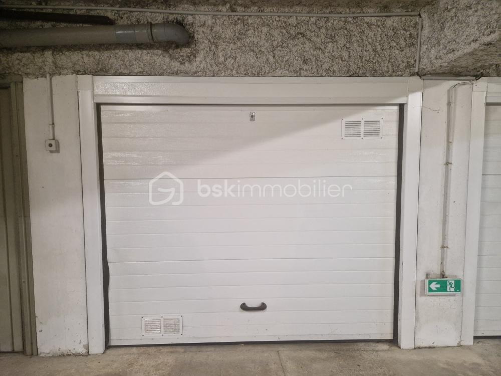 Parking de 17 m² - garage porte fermée.jpg