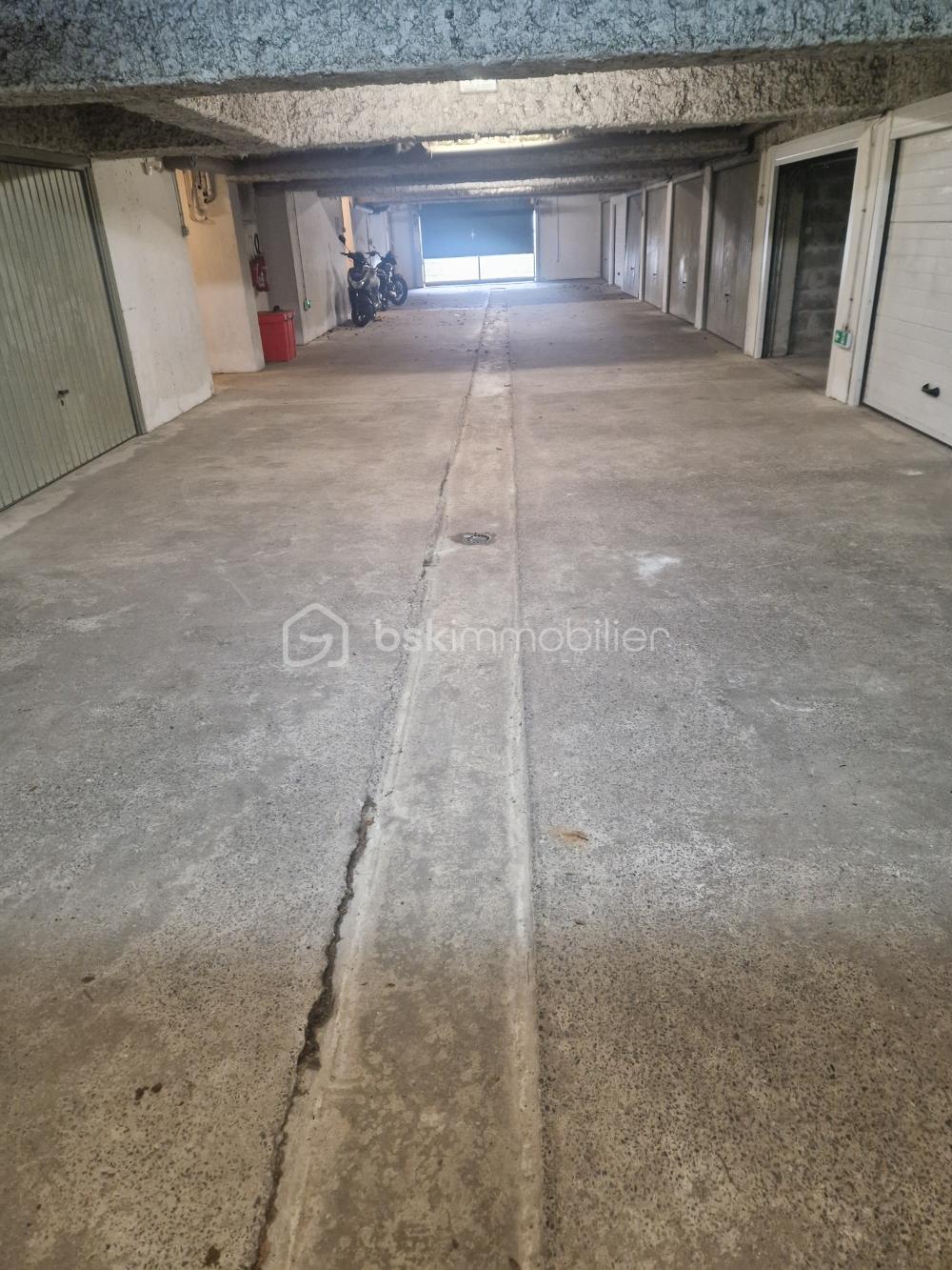 Parking de 17 m² - voie garages face porte PC.jpg