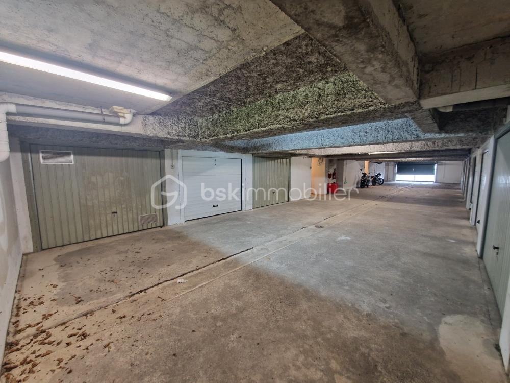 Parking de 17 m² - voie garages face porte PC-angle droit.jpg