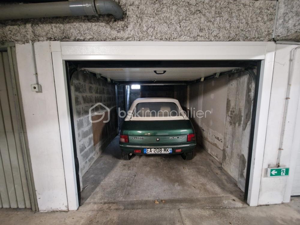 Parking de 17 m² - garage porte ouverte avec voiture.jpg