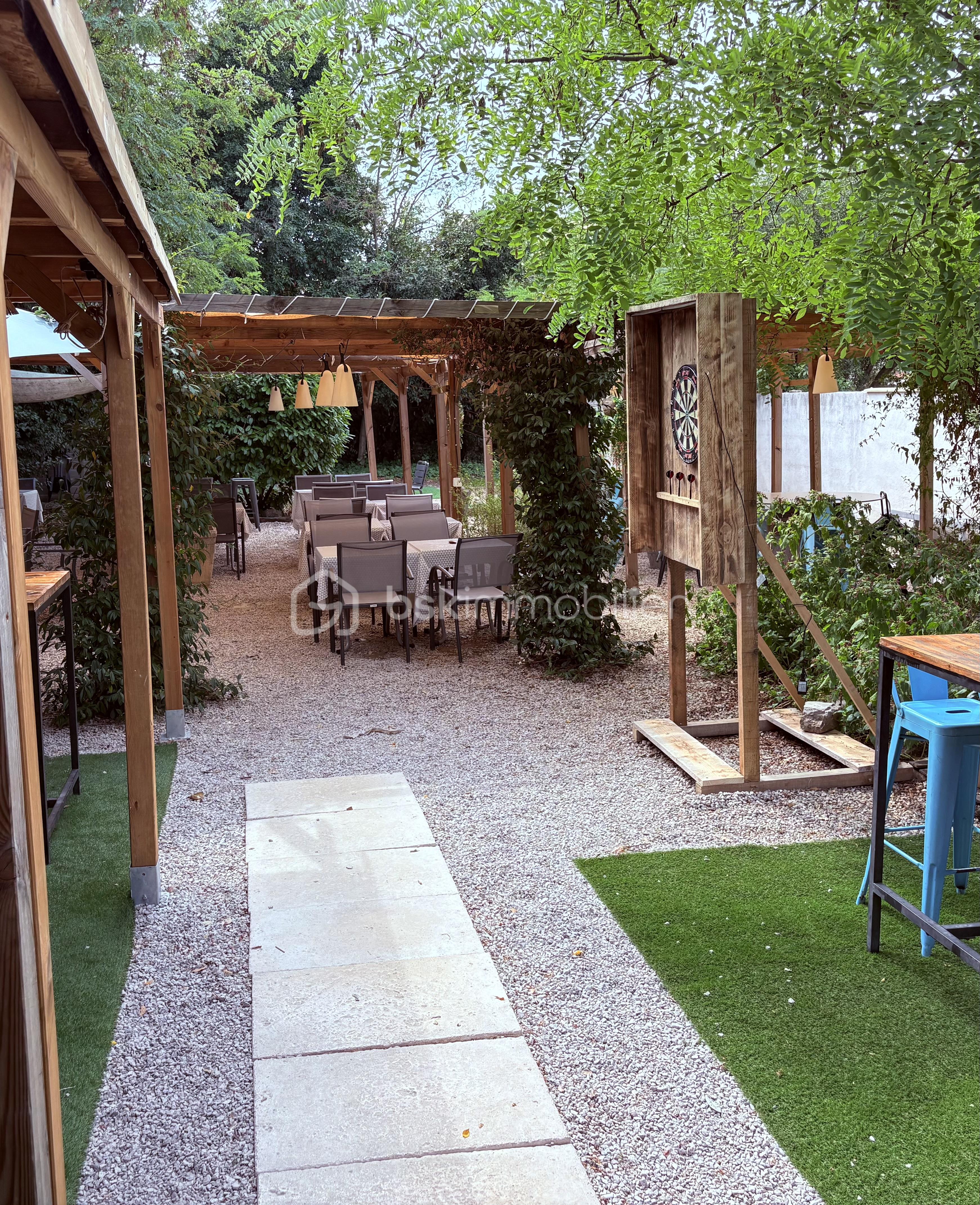 Fonds de commerce - Patio.jpg