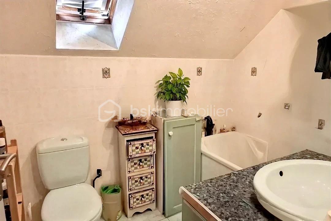 Maison traditionnelle de 107 m² - hoqi-ca1f6de172634703851c7e055d04a7bd.jpg
