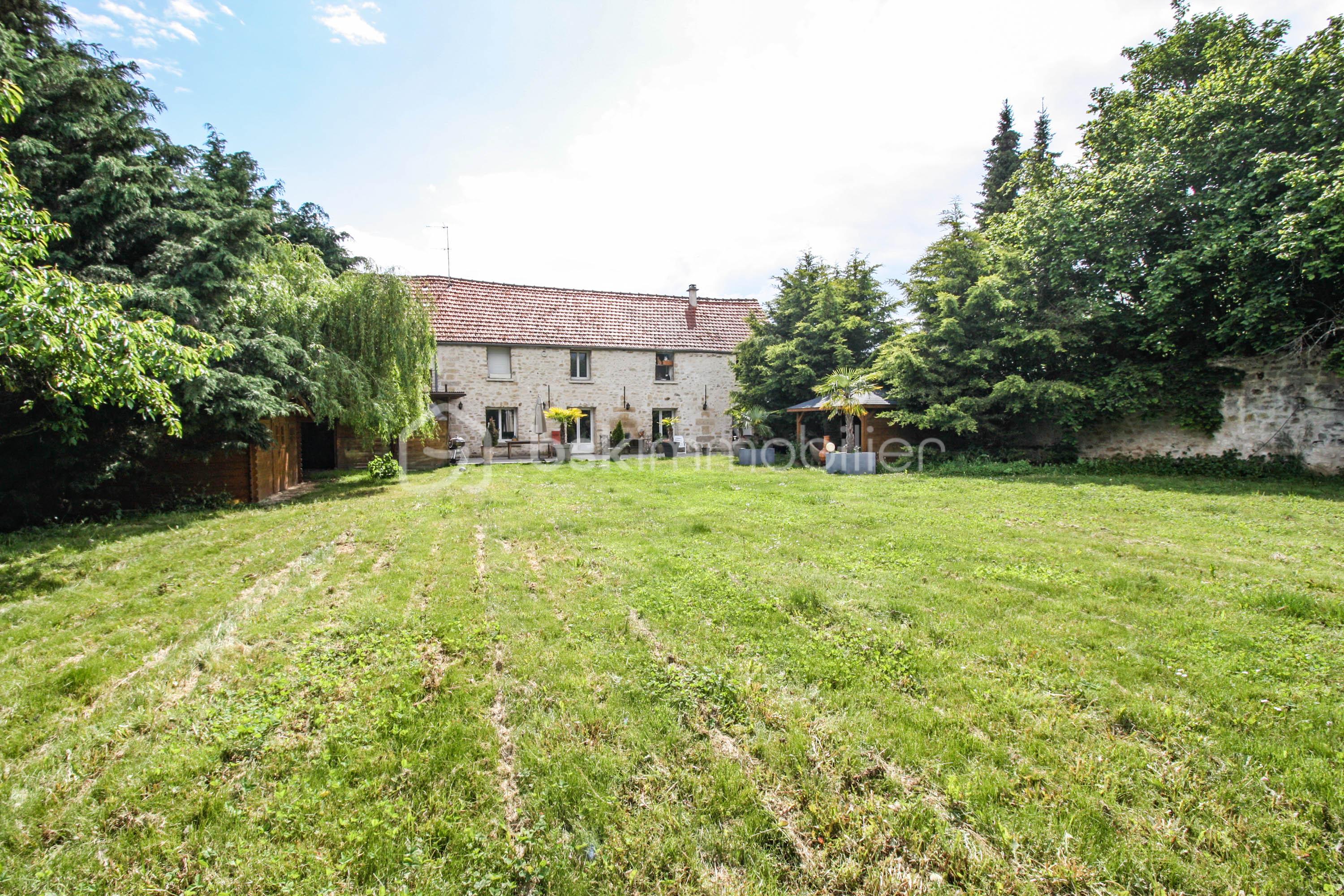 Maison en pierre de 529,99 m²