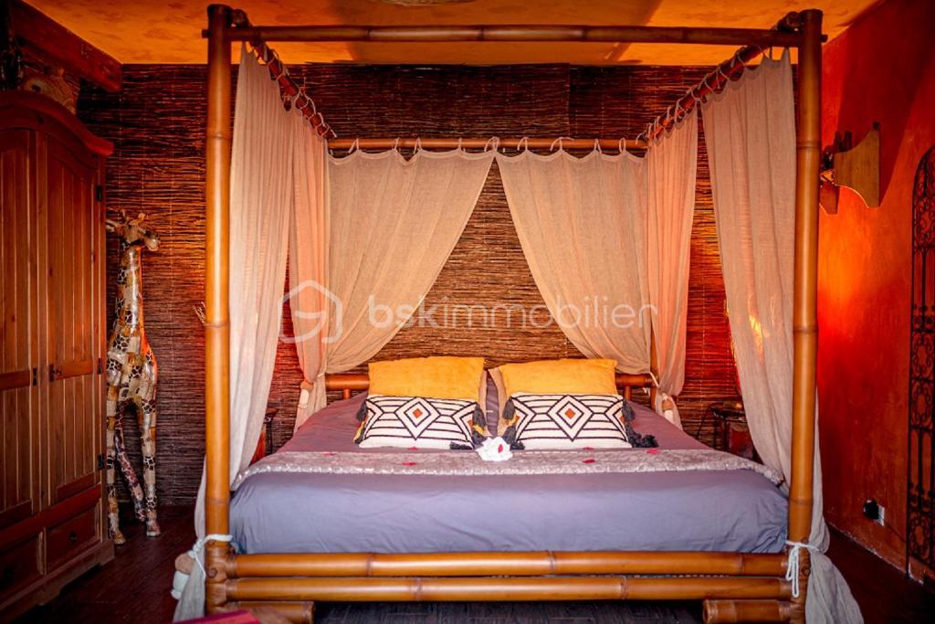 Maison en pierre de 529,99 m² - chambre cancun.jpg