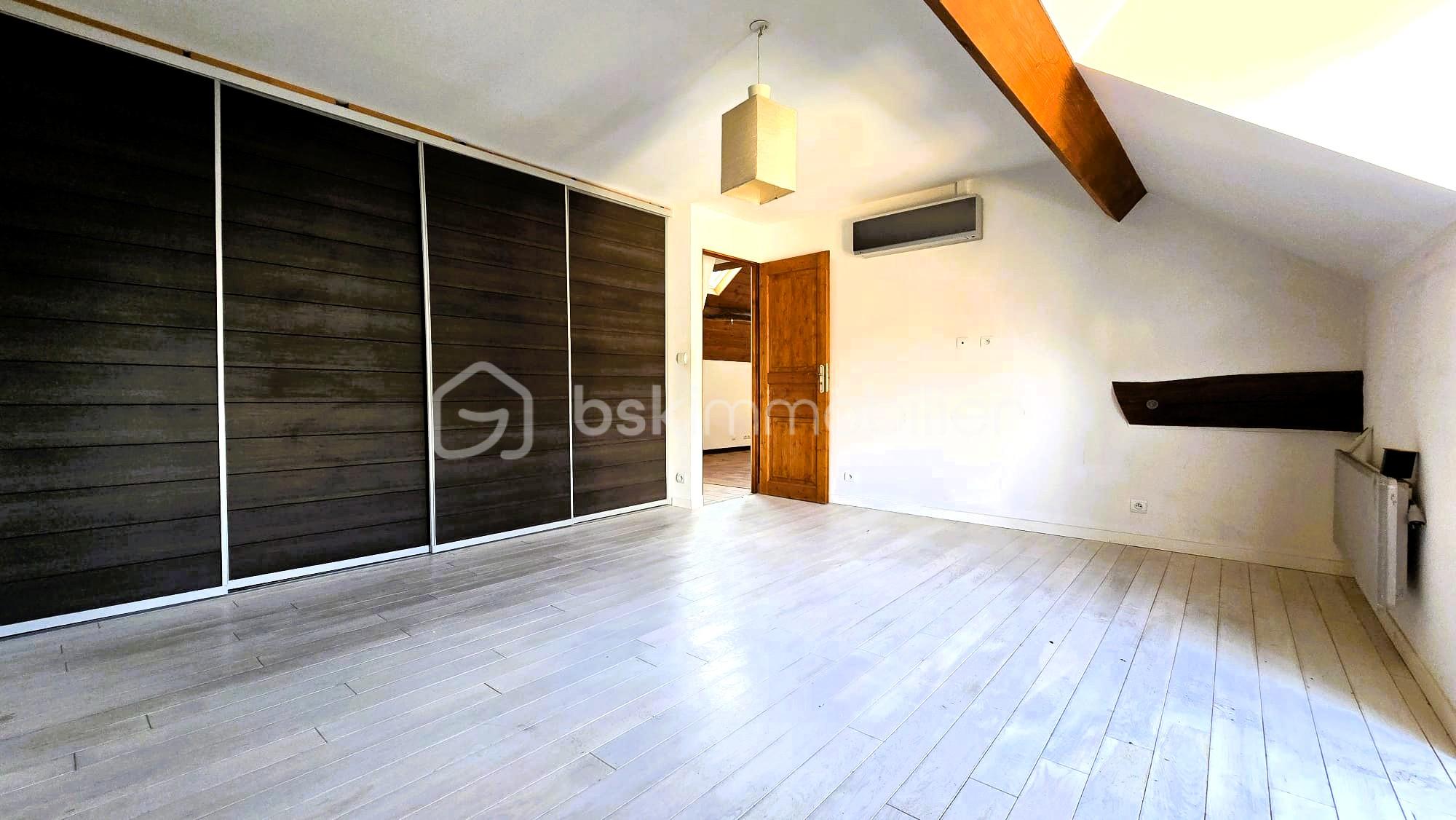 Maison de 160 m² - chambre etage dressing.jpg