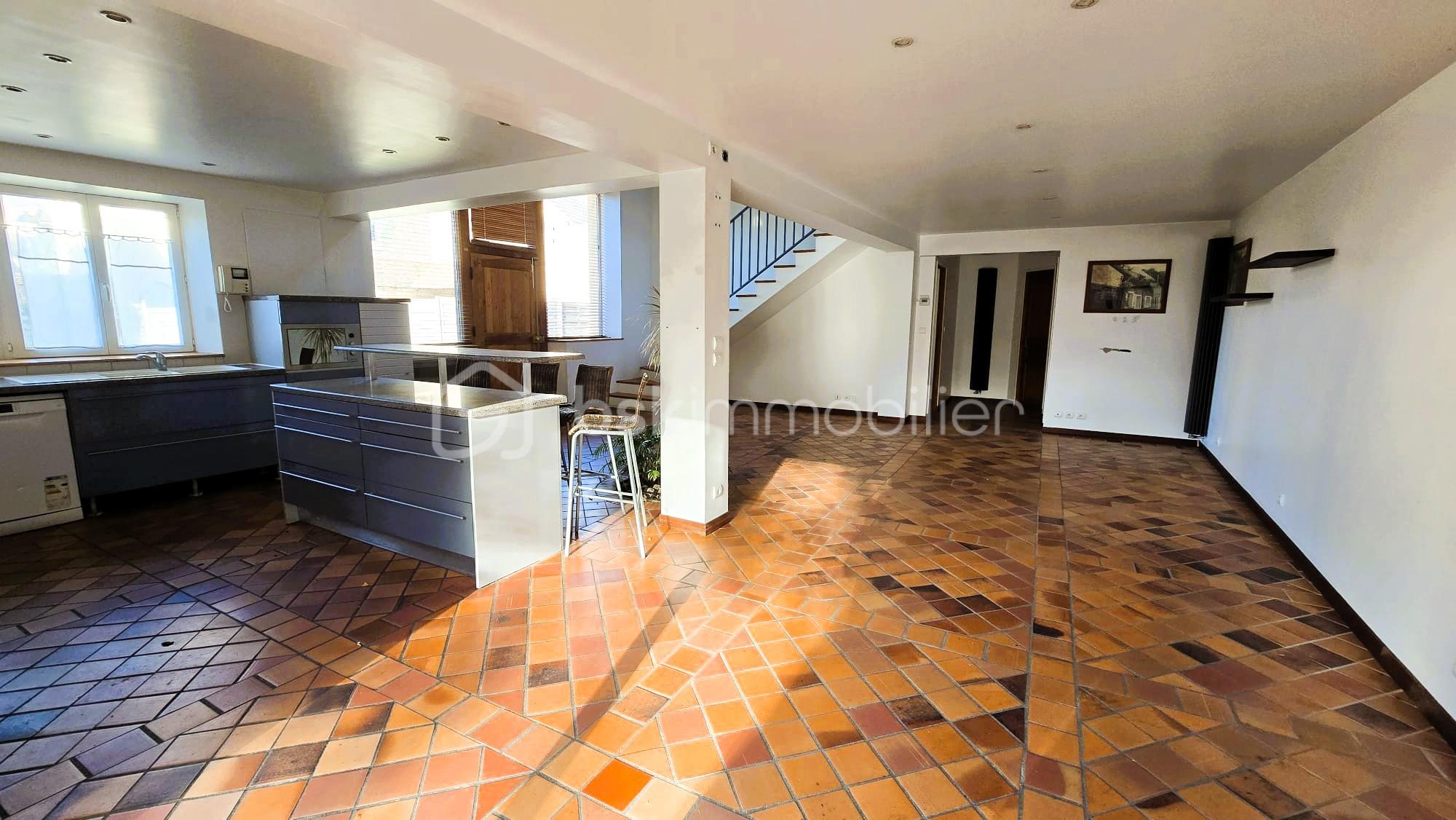 Maison de 160 m² - salon vue cuisine .jpg