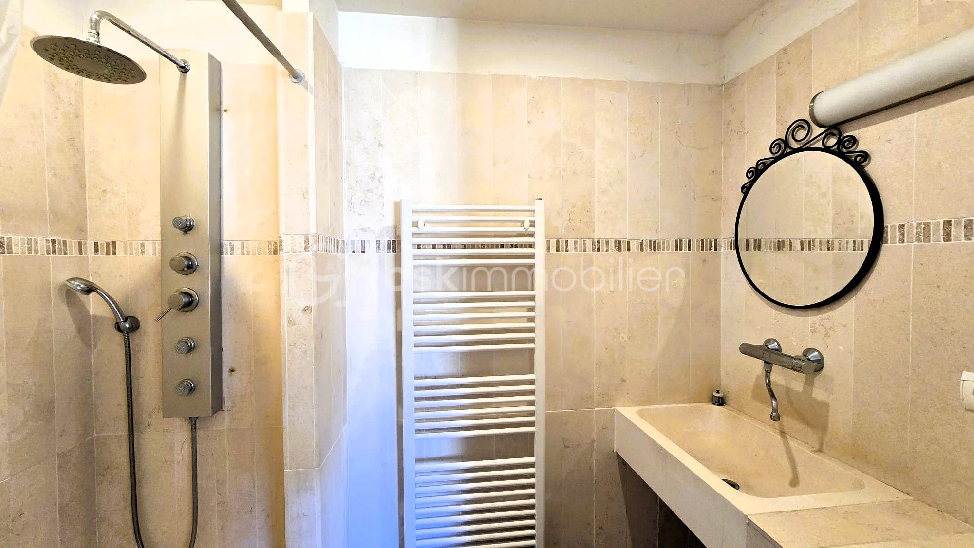 Maison de 160 m² - salle d eau rdc .jpg